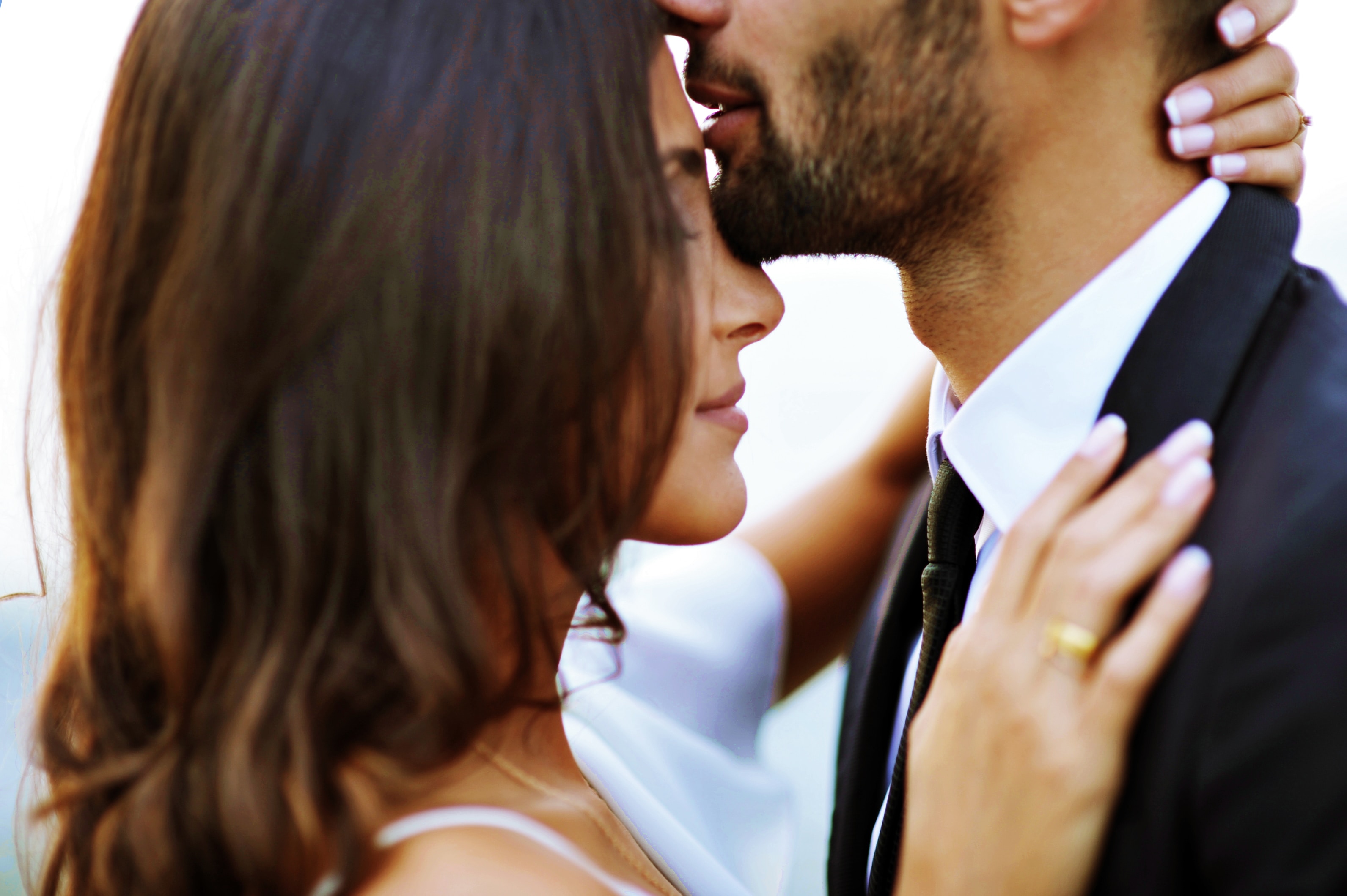 A man kissing his partner on the forehead | Source: Unsplash