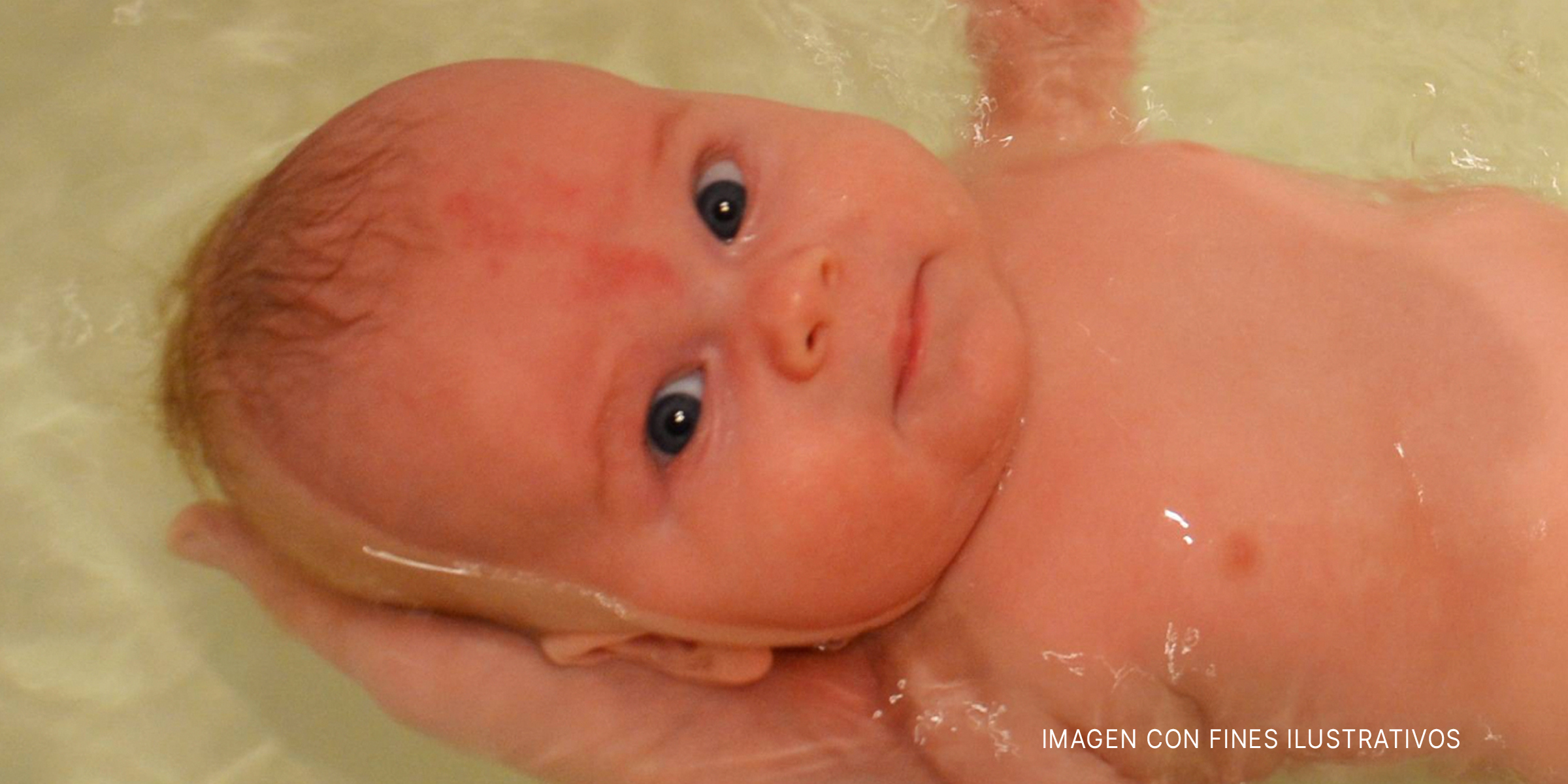 Bebé recibe un baño | Foto: Flickr