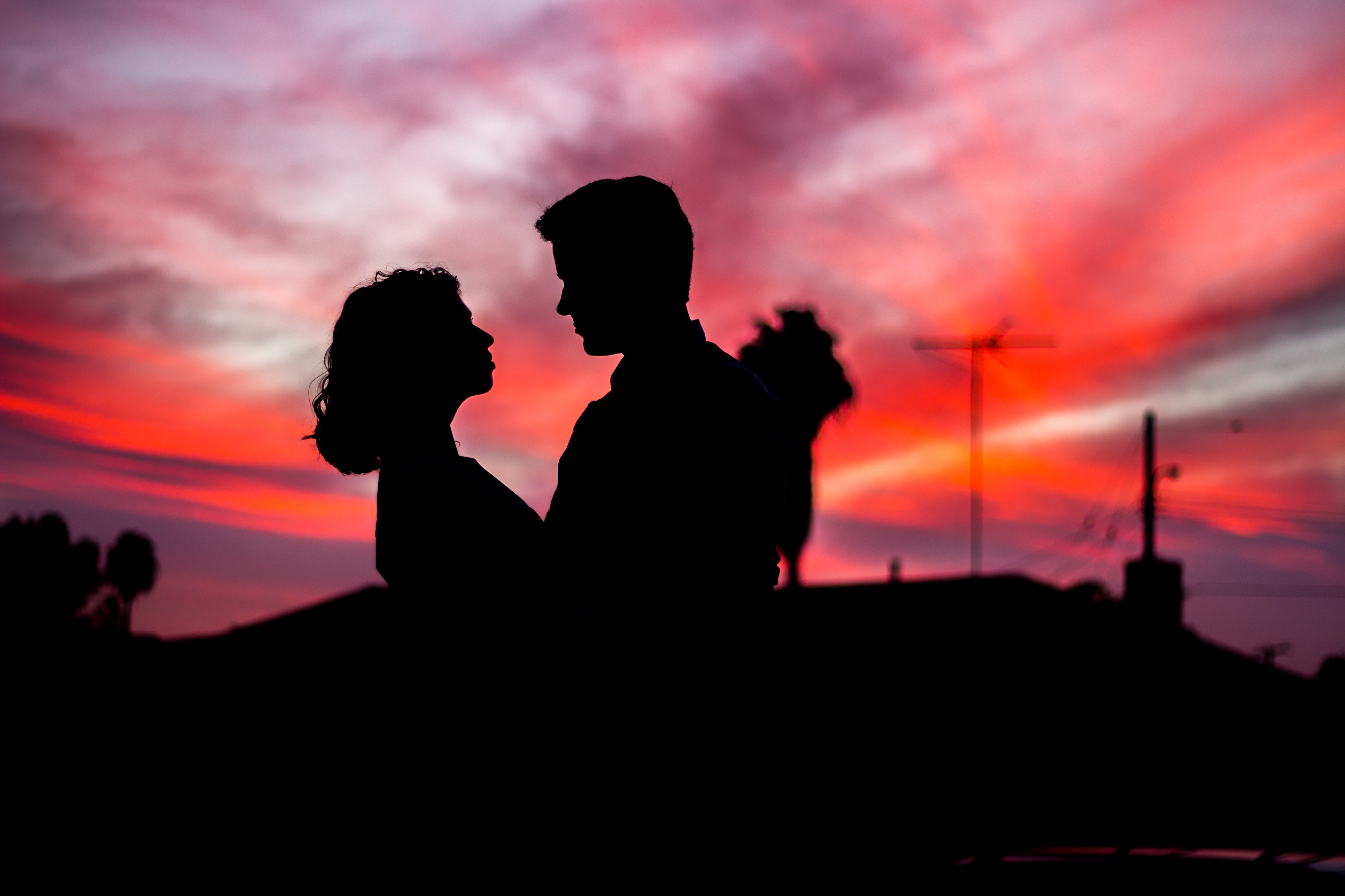 Silhouette of a couple. | Source: Unsplash