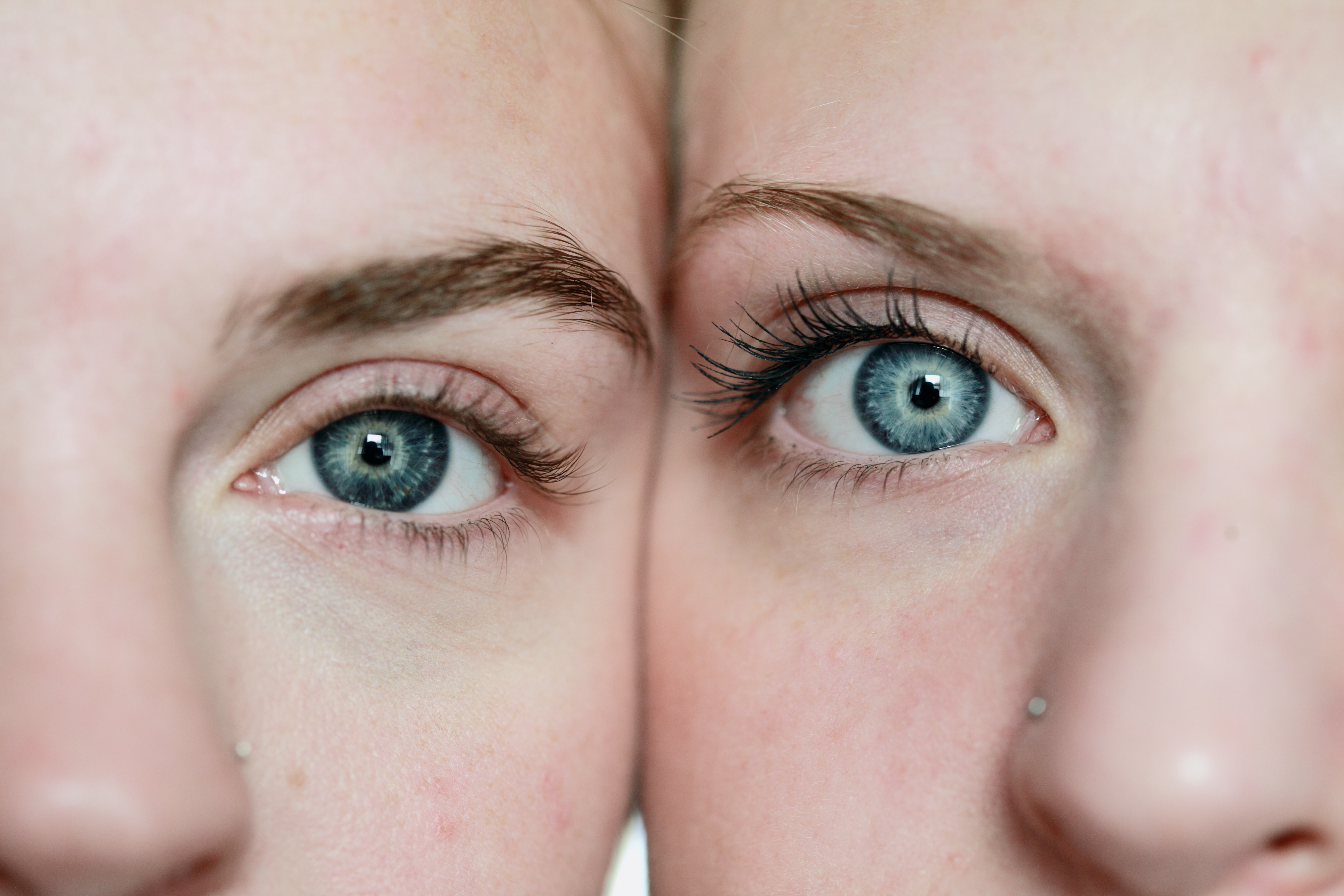 A close up of two girls with blue eyes. | Source: Unsplash