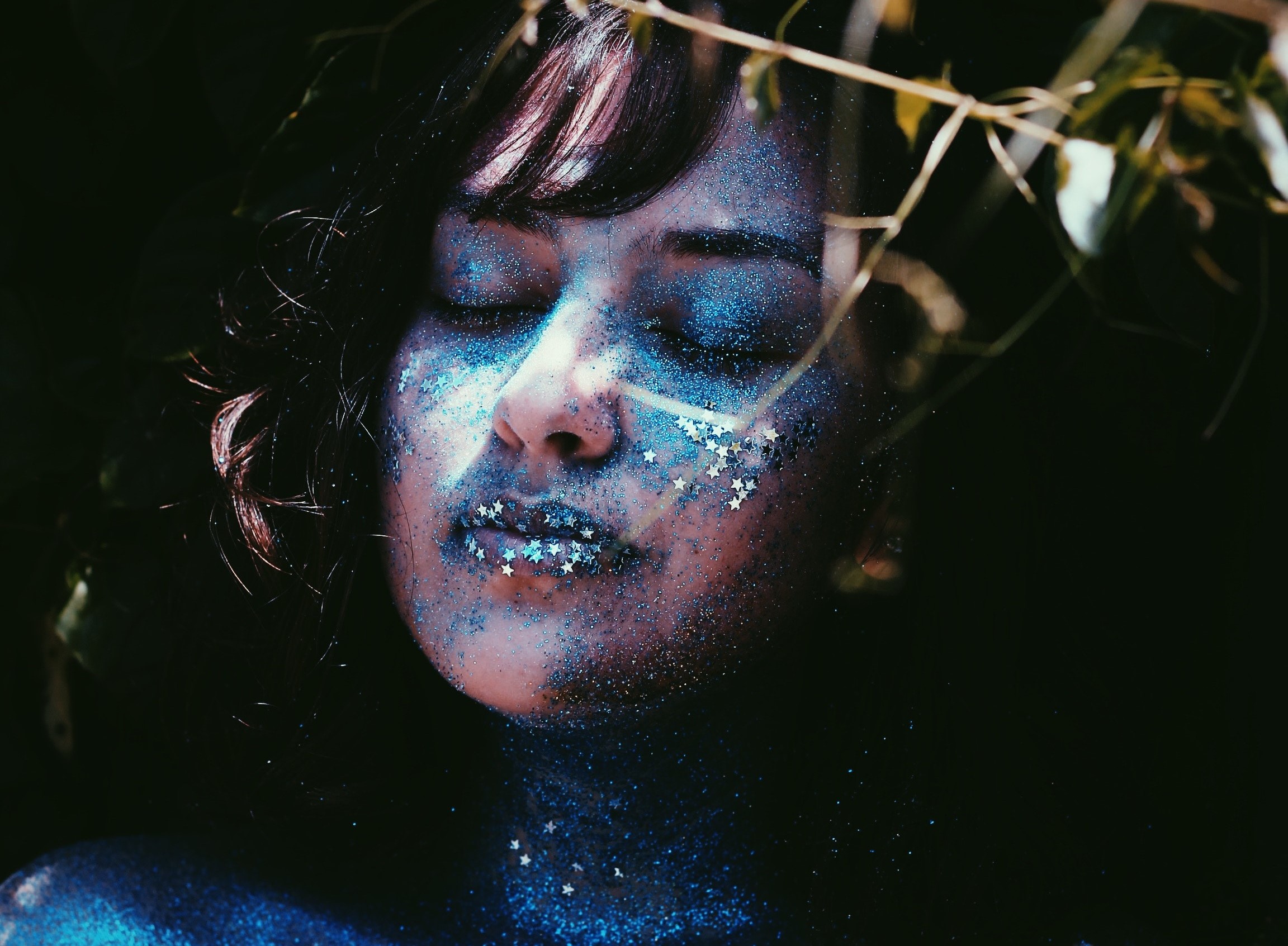 A woman underwater with her eyes closed. | Source: Pexels