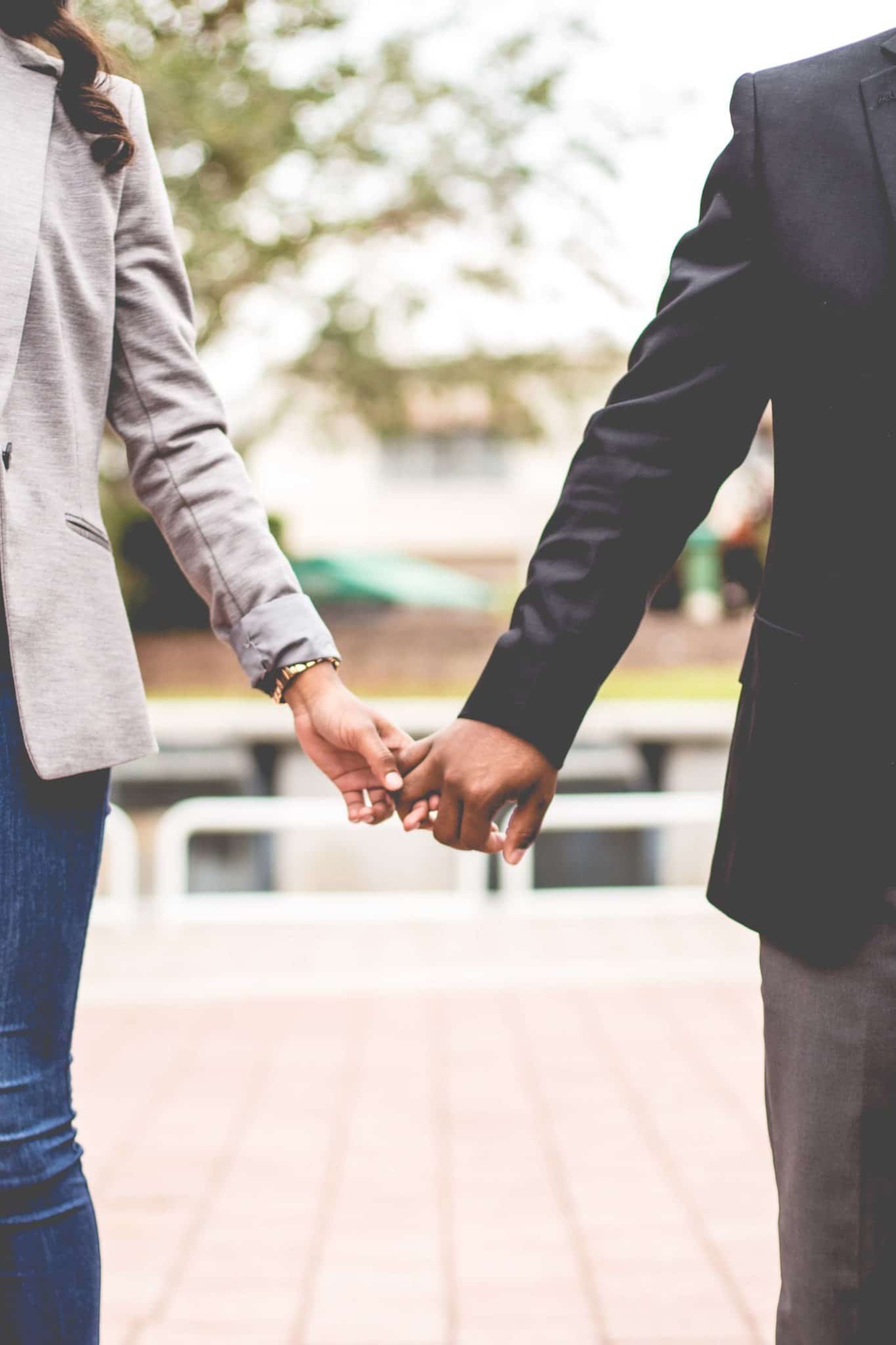 A man and woman holding hands | Source: Pexels