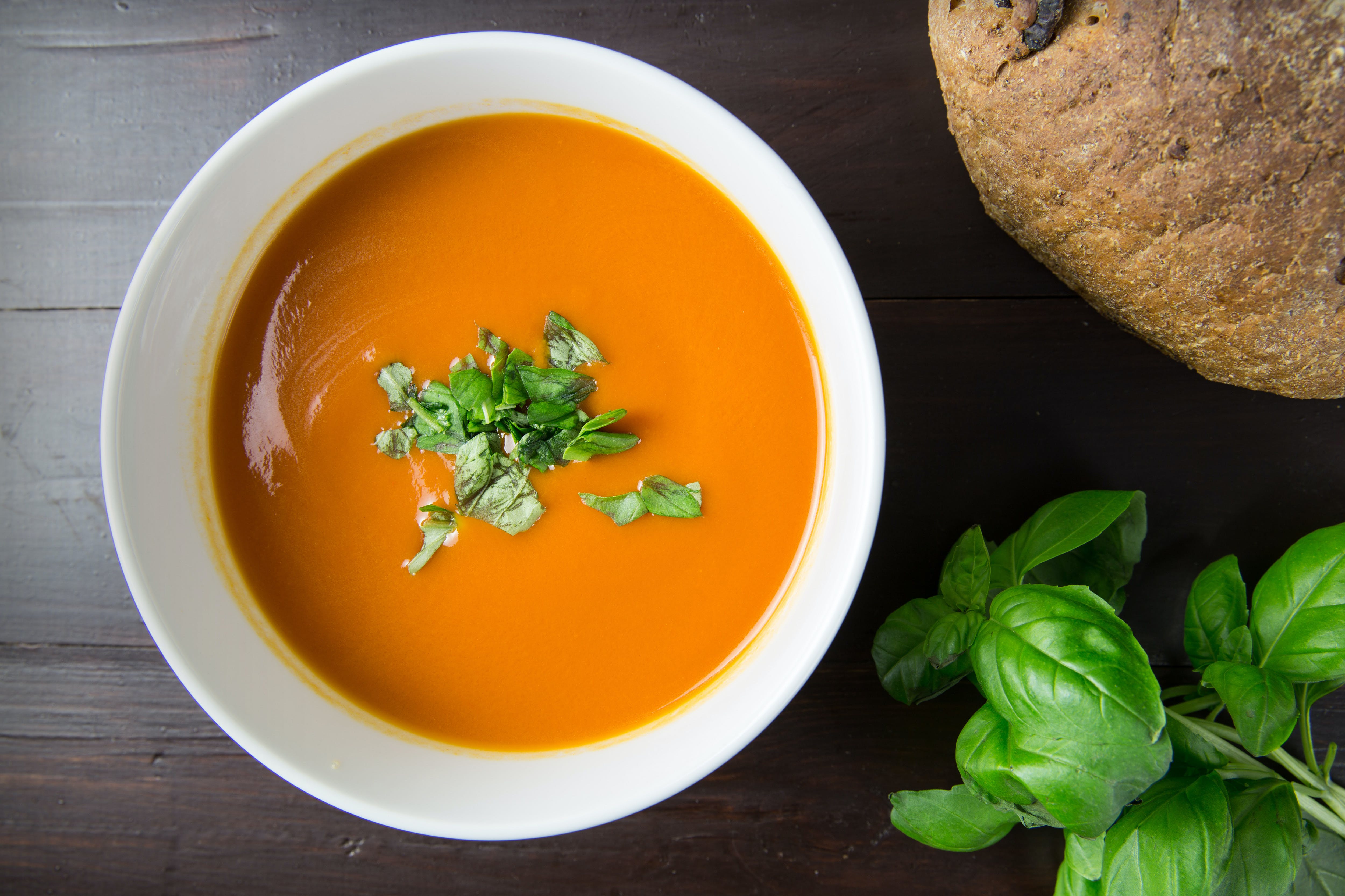 Sopa marrón en un cuenco de cerámica blanca. | Fuente: Pexels