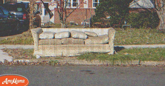 Elizabeth inherited a couch from her grandmother. | Photo: Shutterstock