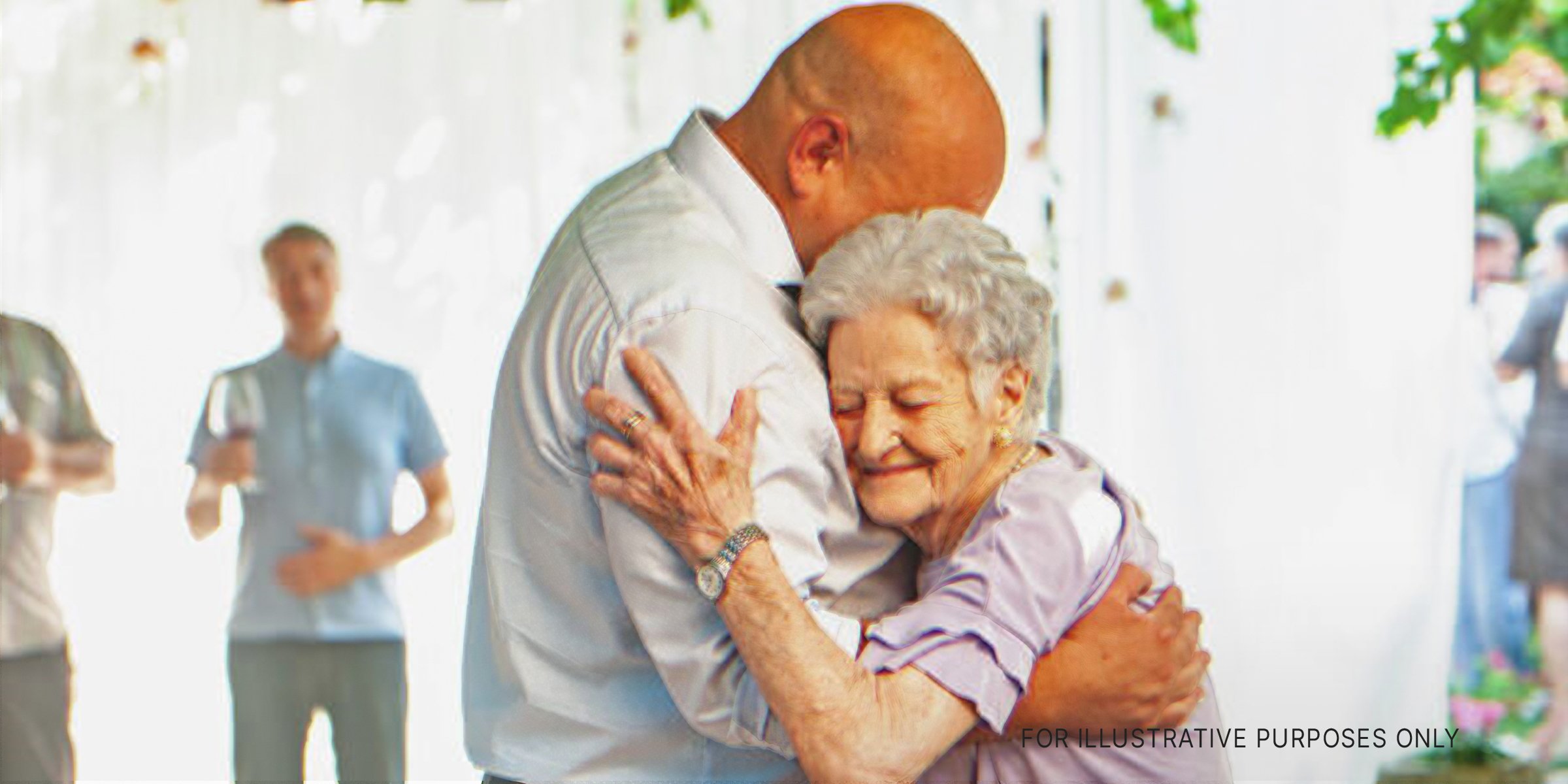 Elderly couple hugging. | Source: Getty Images