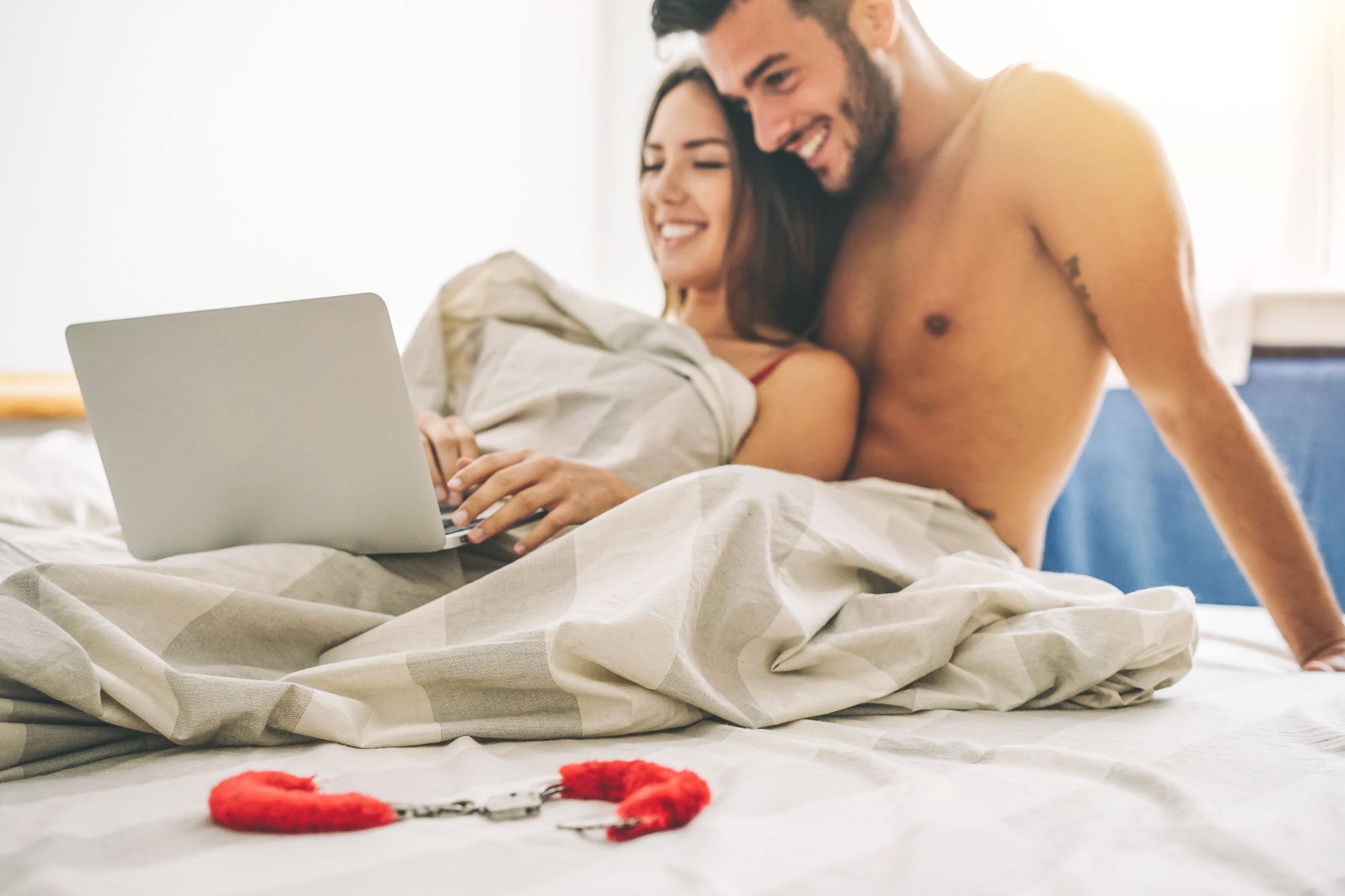 A man and woman in bed. | Source: Shutterstock