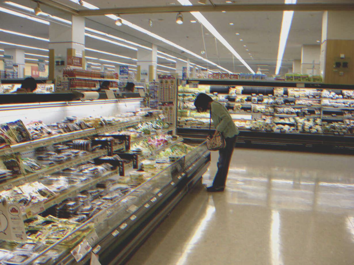 Una mujer elige comida en un supermercado | Fuente: Flickr