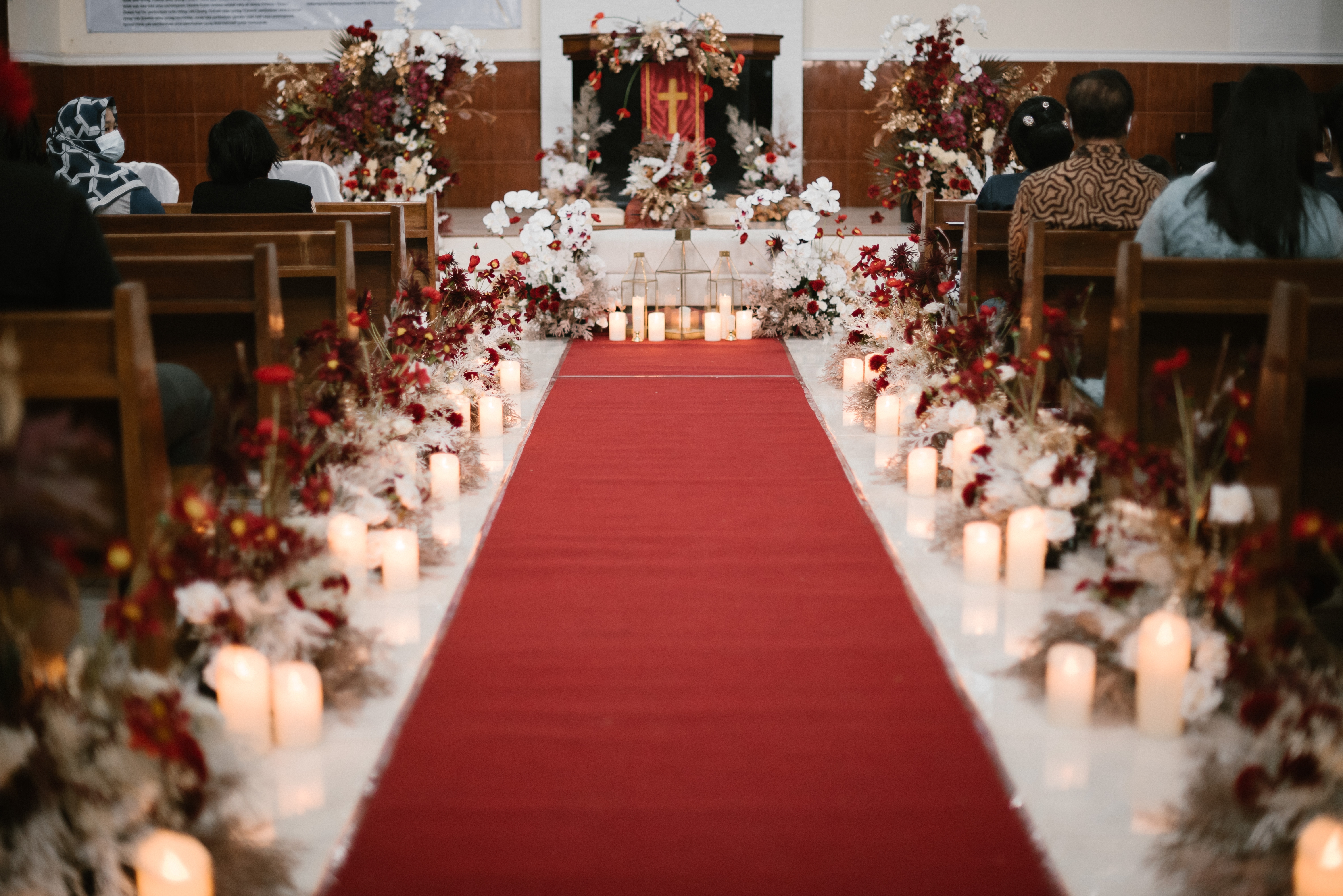 An aisle lined with candles at a wedding | Source: Shutterstock
