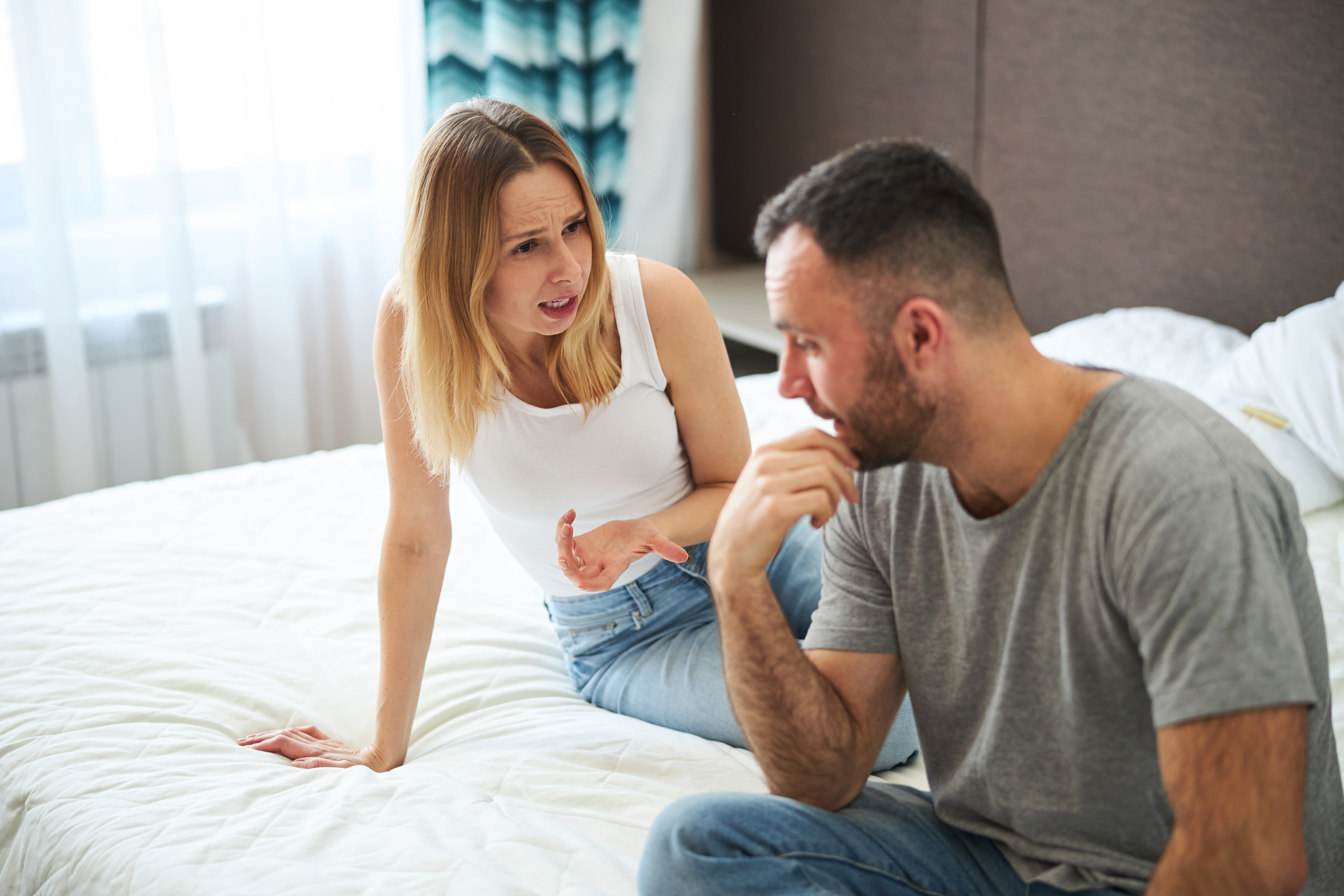 Pareja joven discutiendo | Fuente: Shutterstock