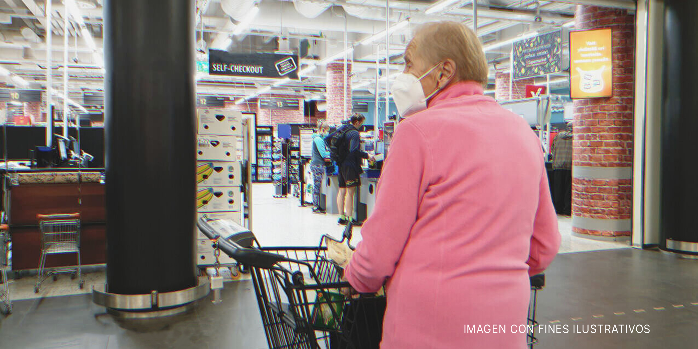 Mujer mayor empujando un carrito fuera de una tienda. | Foto: Shutterstock
