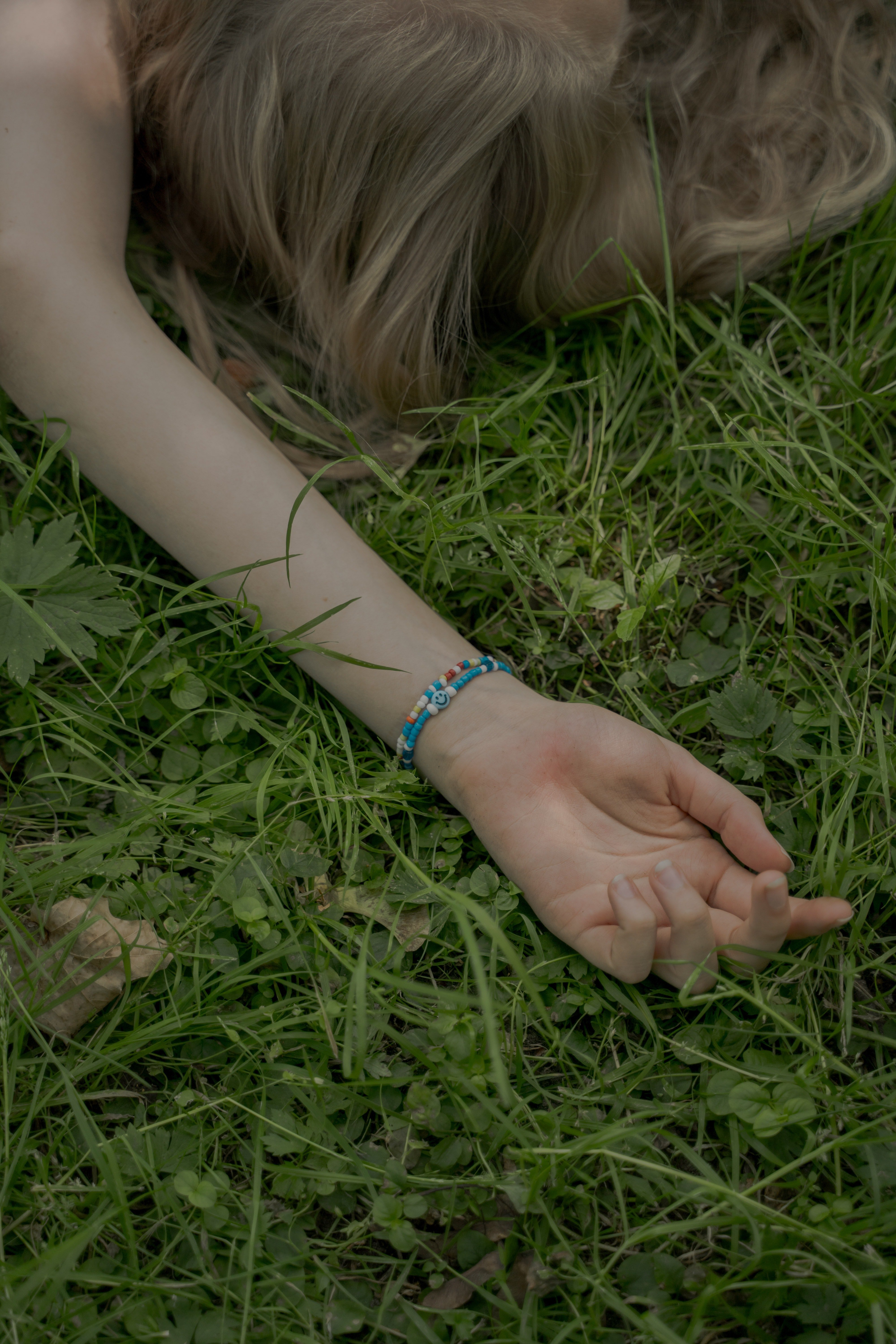 Sophia fell asleep on the grass, waking up the next day. | Source: Pexels