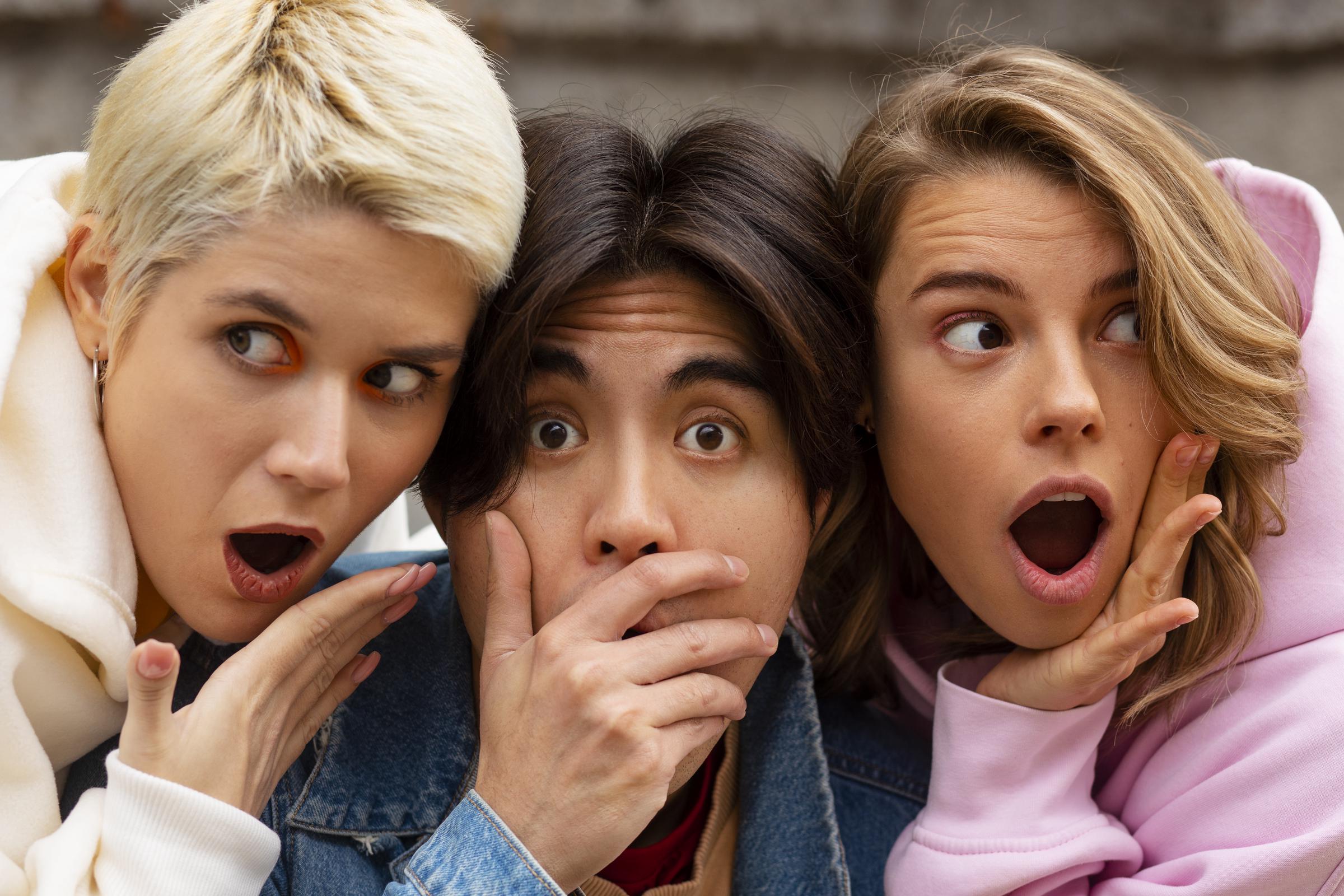 Ludzie reagują szokiem | Źródło: Freepik