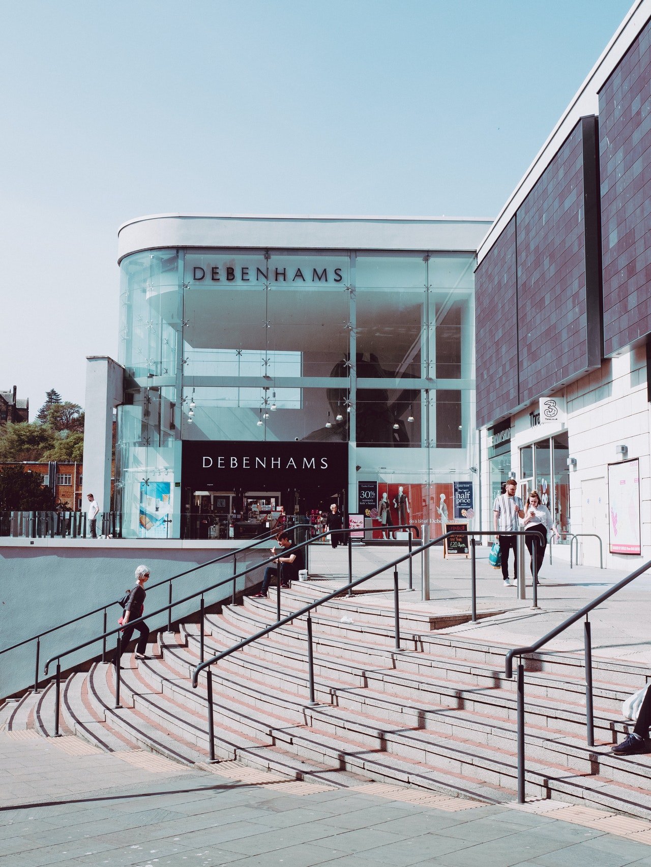 Billy saw a kid trying to get into the mall but a guard didn't allow it. | Source: Pexels