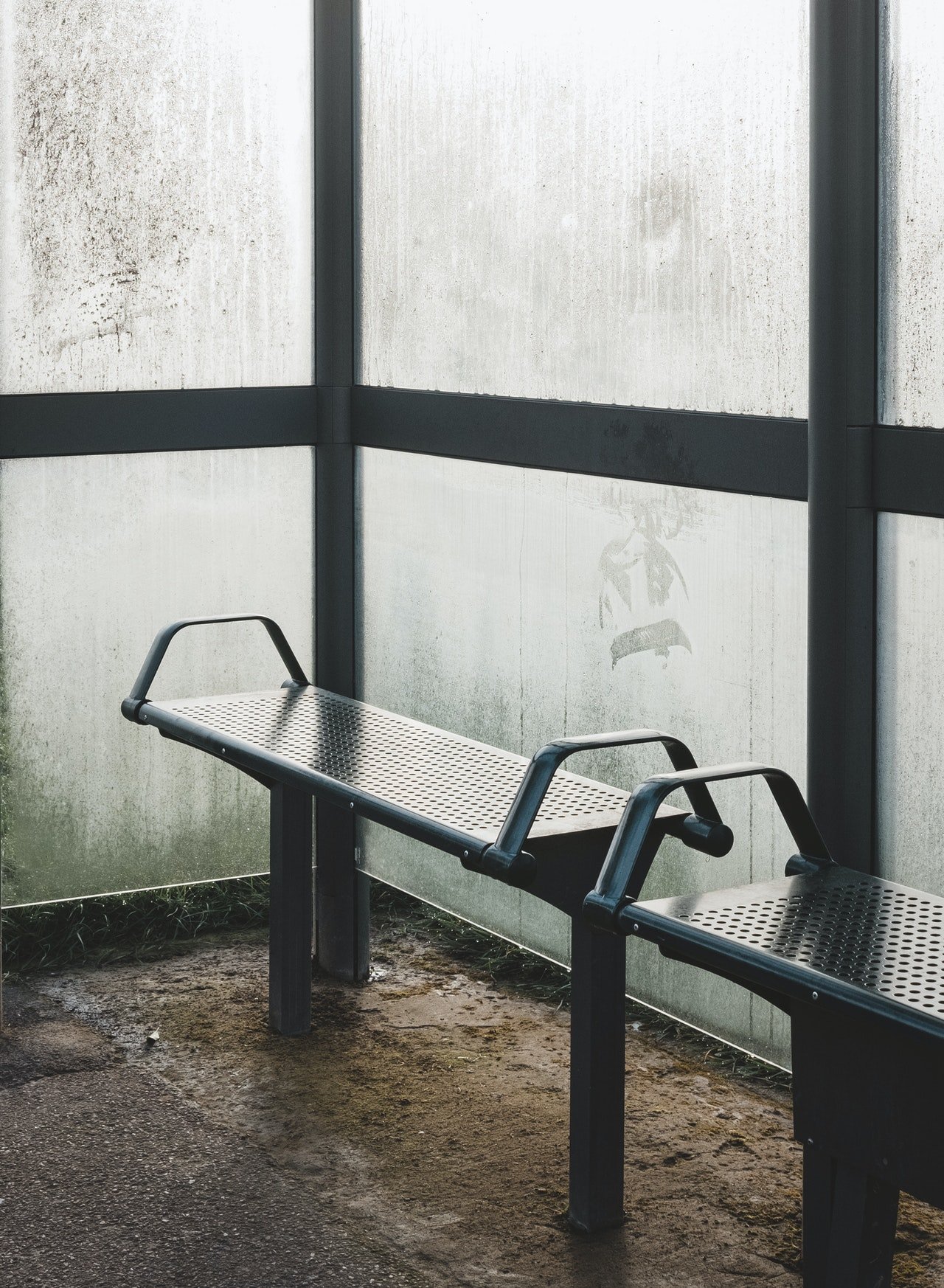 He was waiting at the bus stop when a little girl tapped his shoulder. | Source: Pexels