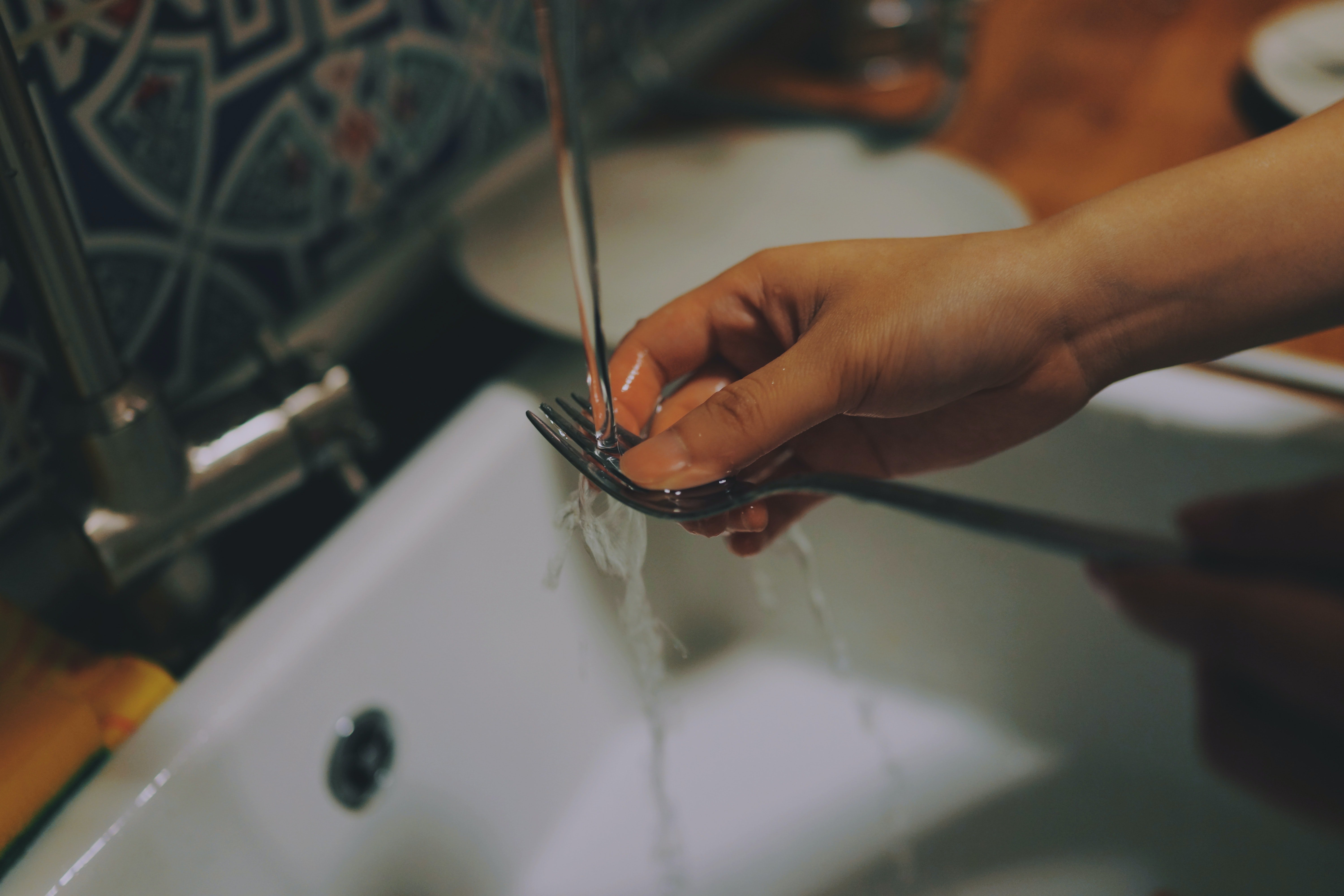 Molly began working as a dishwasher to support Dave. | Source: Unsplash