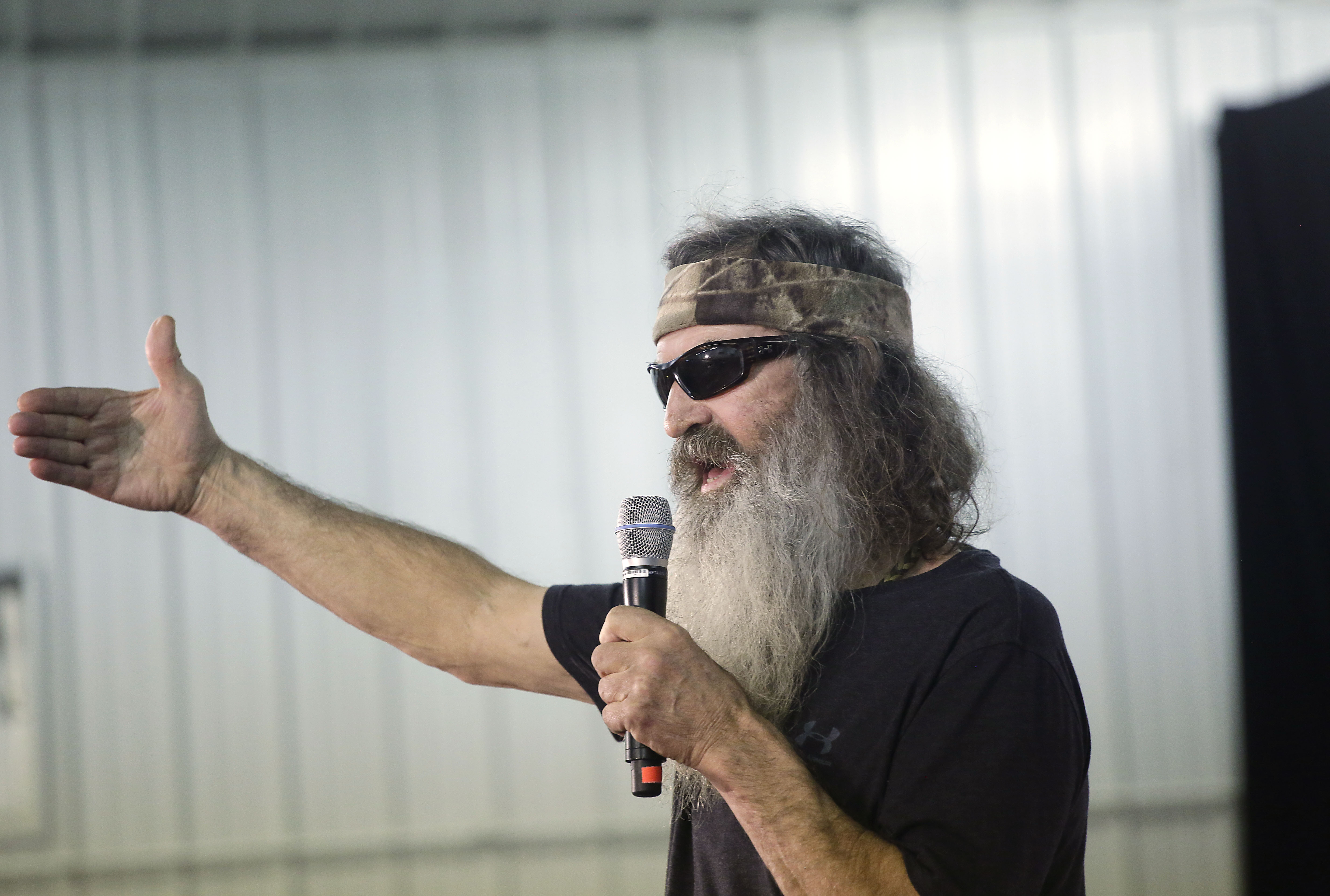 Phil Robertson speaks about Republican presidential candidate Ted Cruz during a campaign event at the Johnson County Fairgrounds in Iowa City, Iowa, on January 31, 2016 | Source: Getty Images