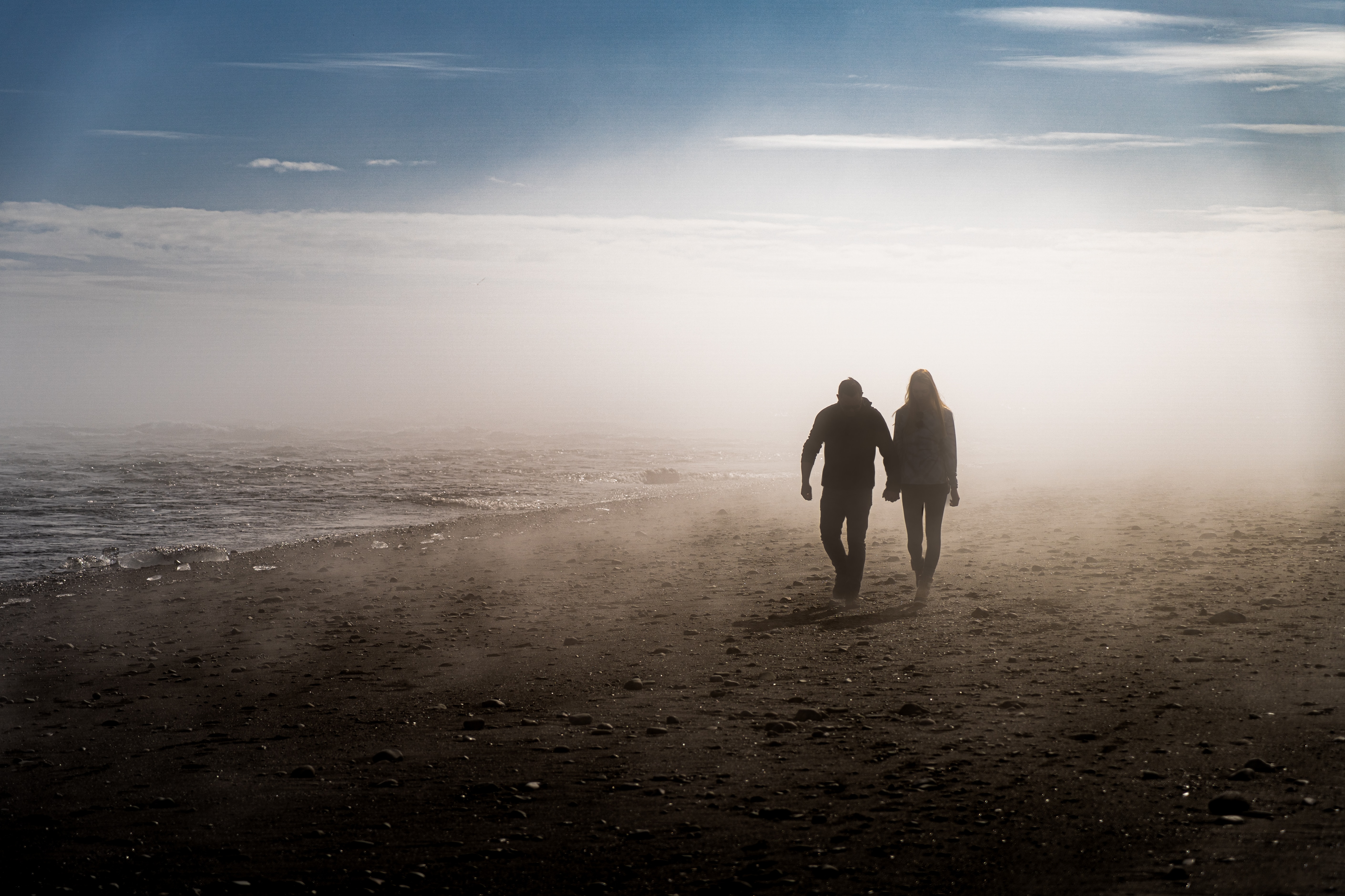 A couple walking on the beach. | Source: Unsplash
