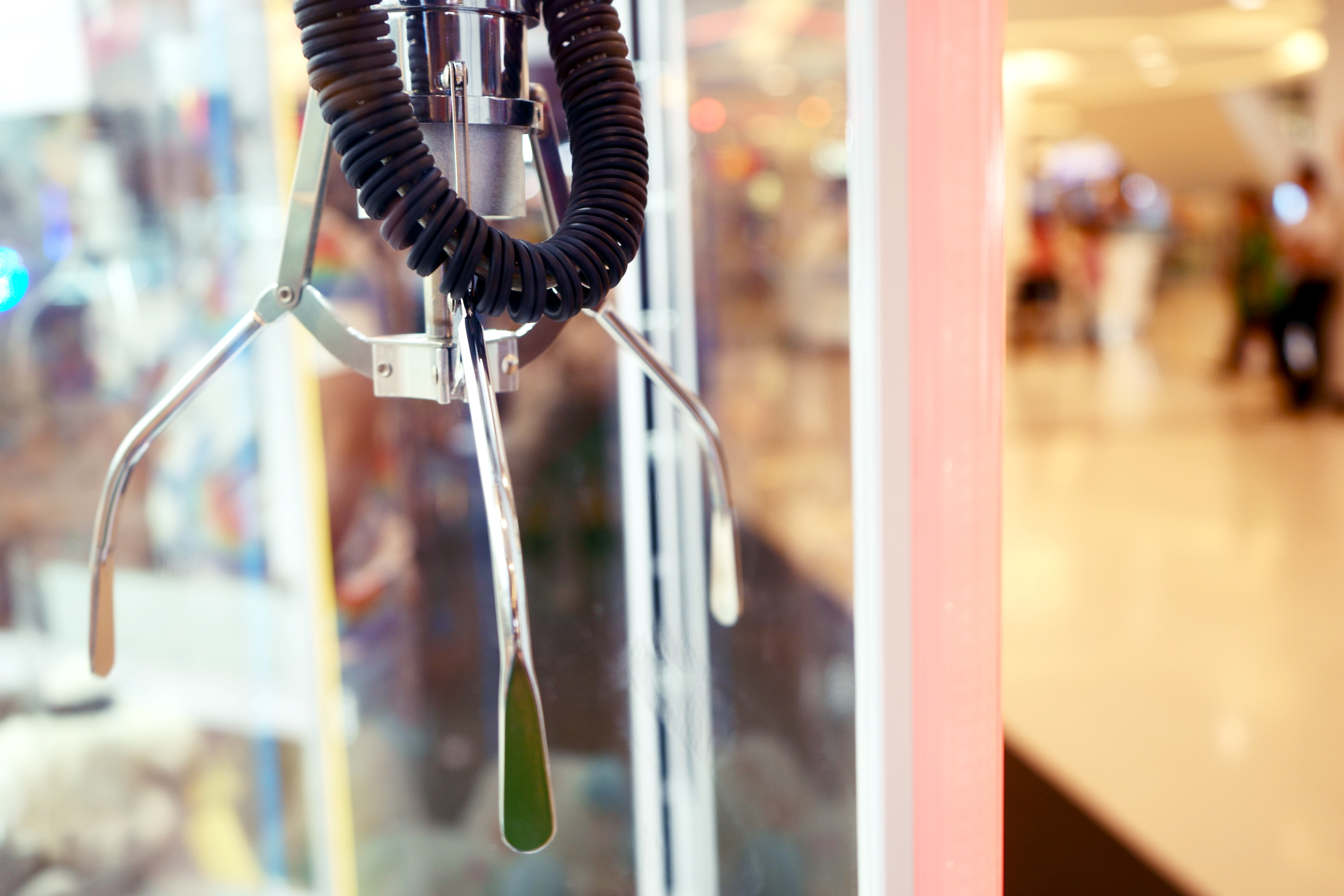 Close-up of a claw in a claw grabber machine | Source: Pexels
