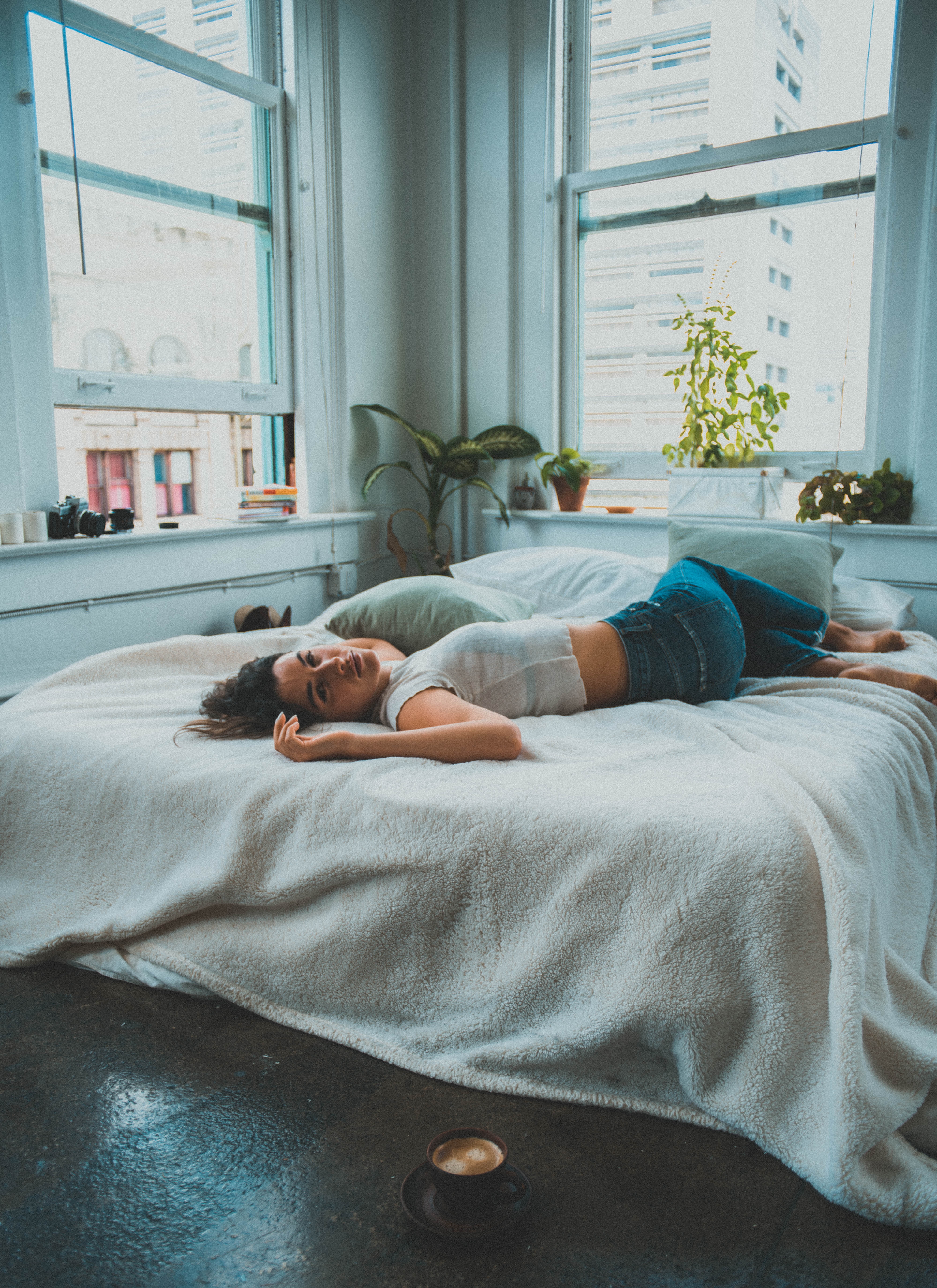 An woman lying in bed.│Source: Unsplash