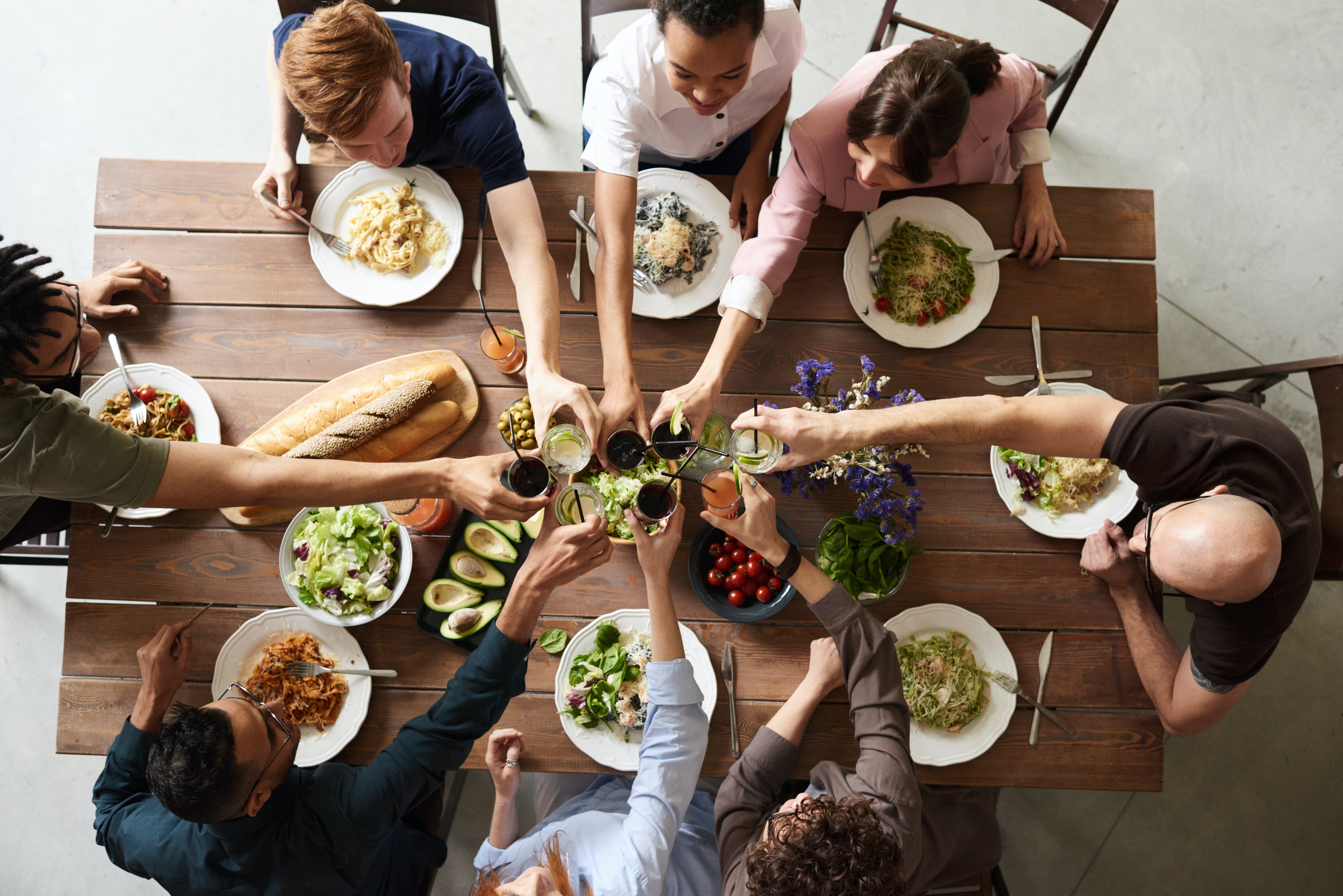 Ria invited Maude for dinner, where they caught up about their lives. | Source: Pexels