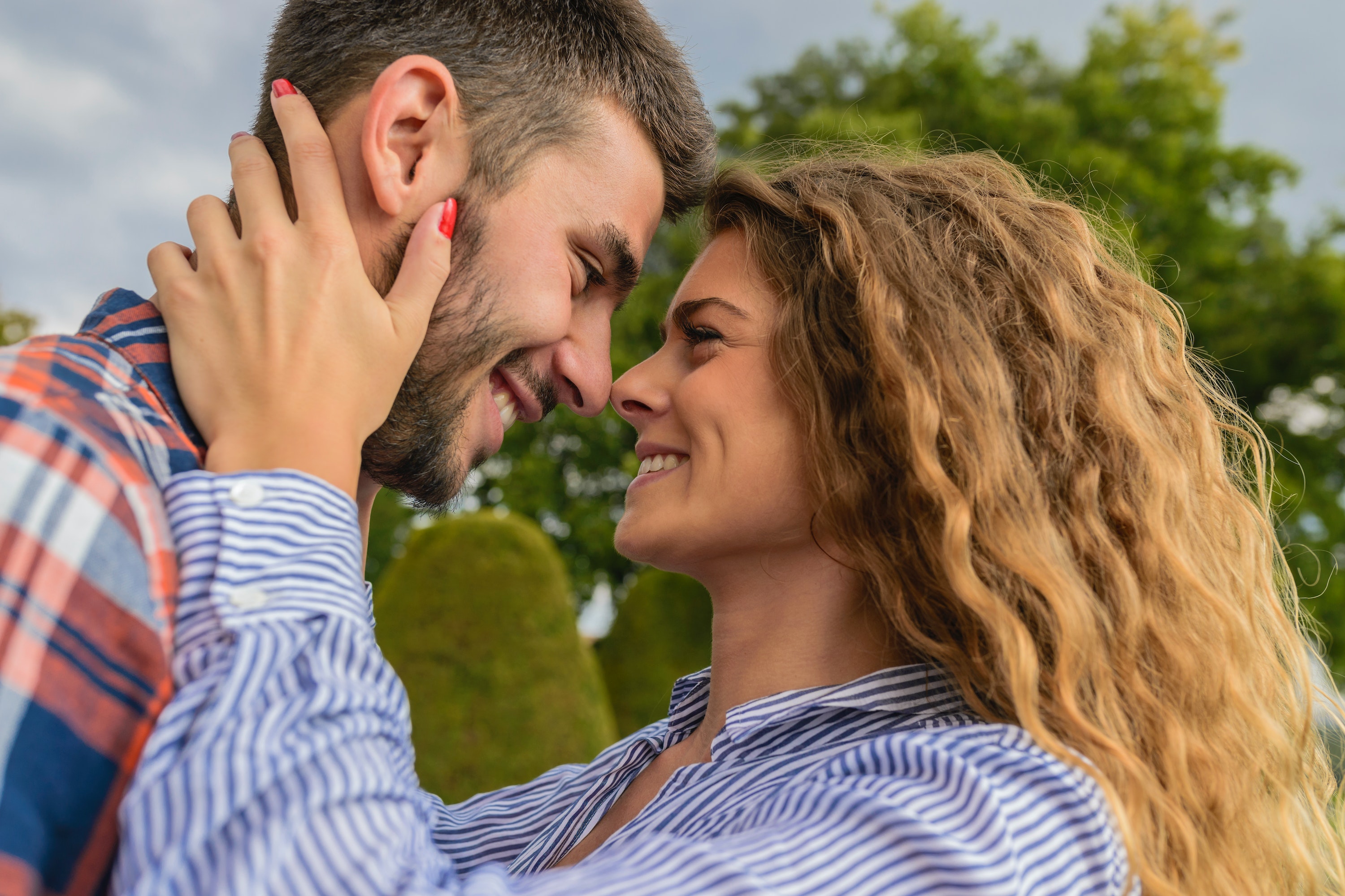 Couple touching their noses. | Source: Pexels