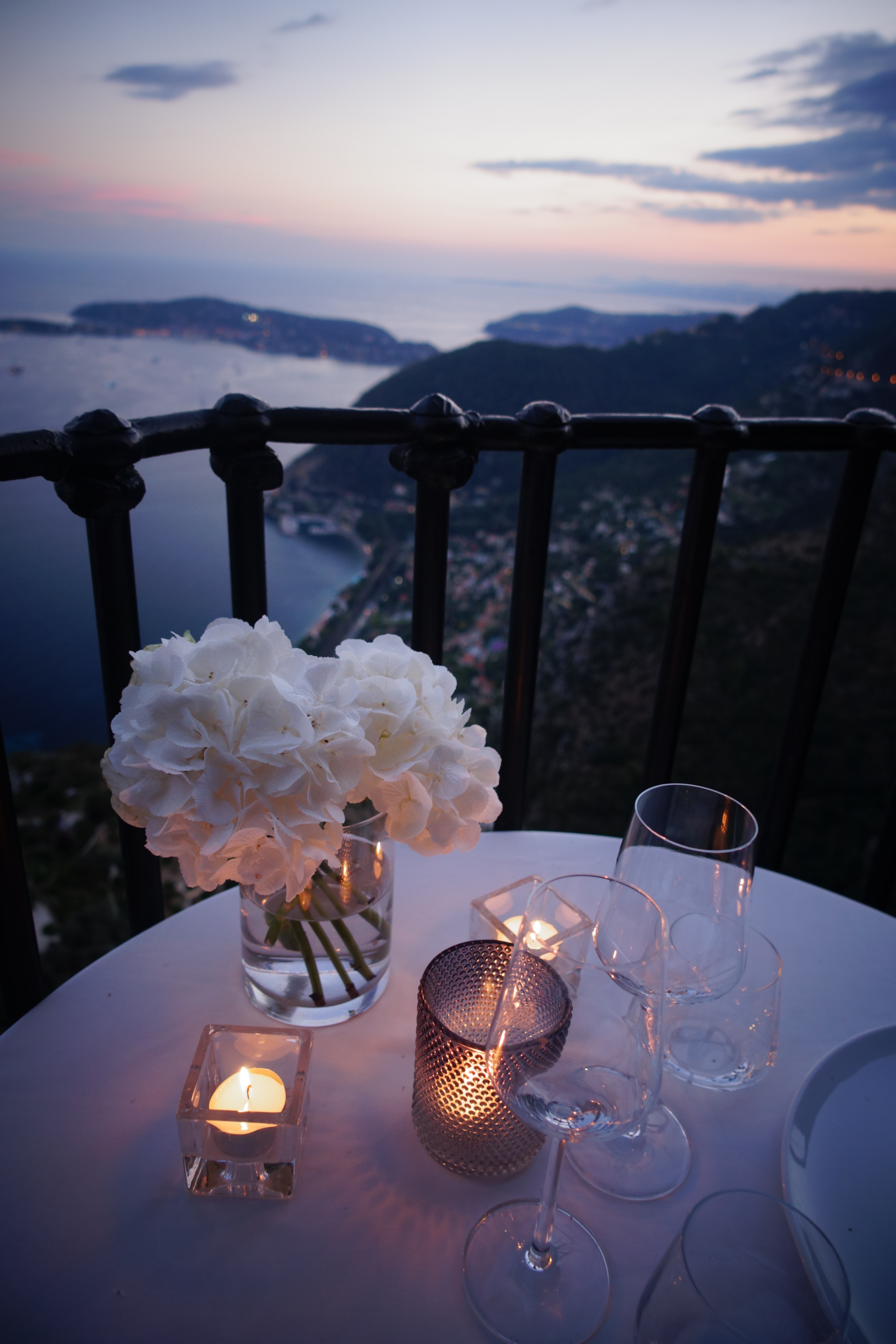 A table overlooking a beautiful view. ┃Source: Unsplash
