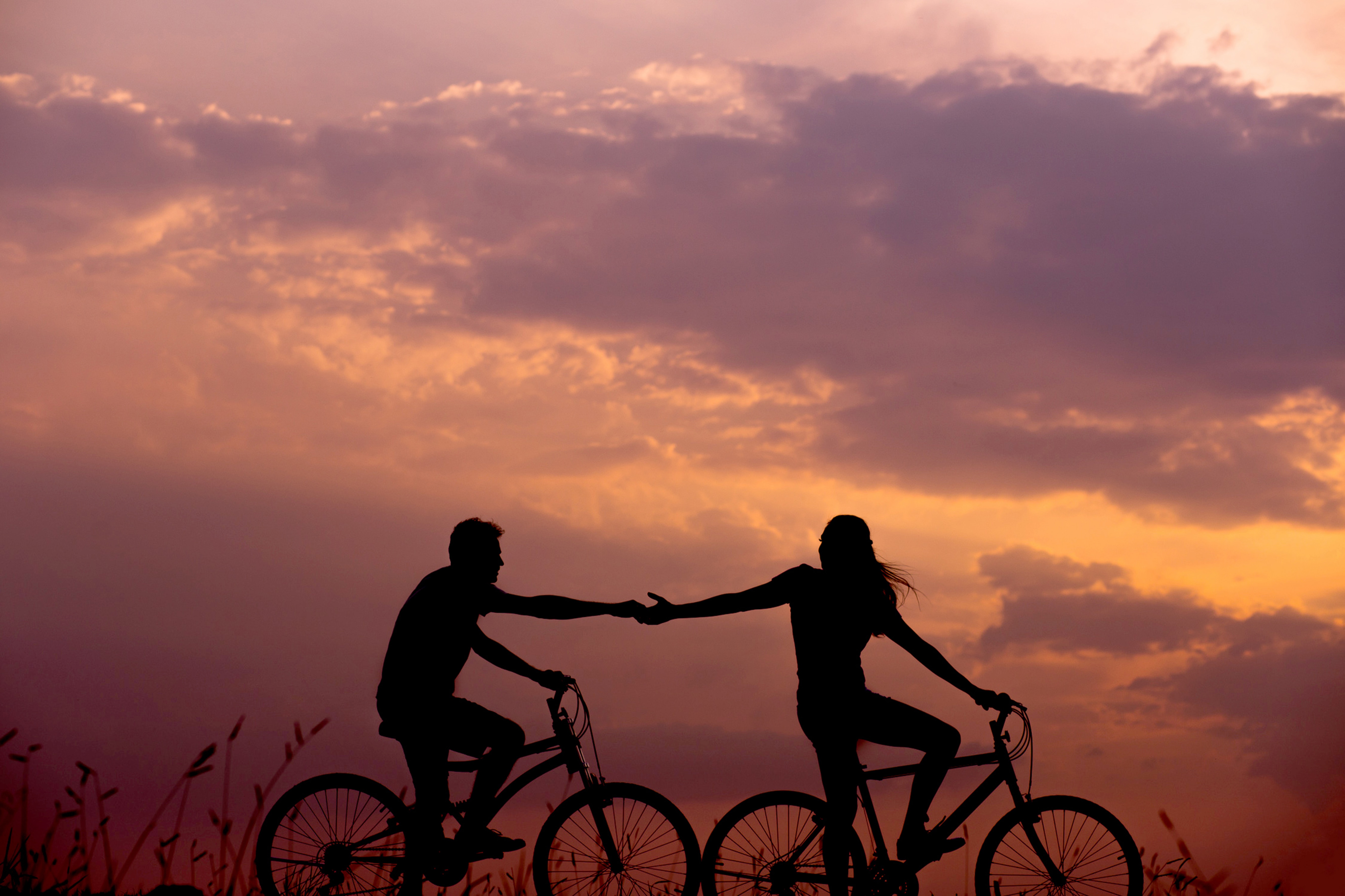A couple riding bikes together. | Source: Unsplash