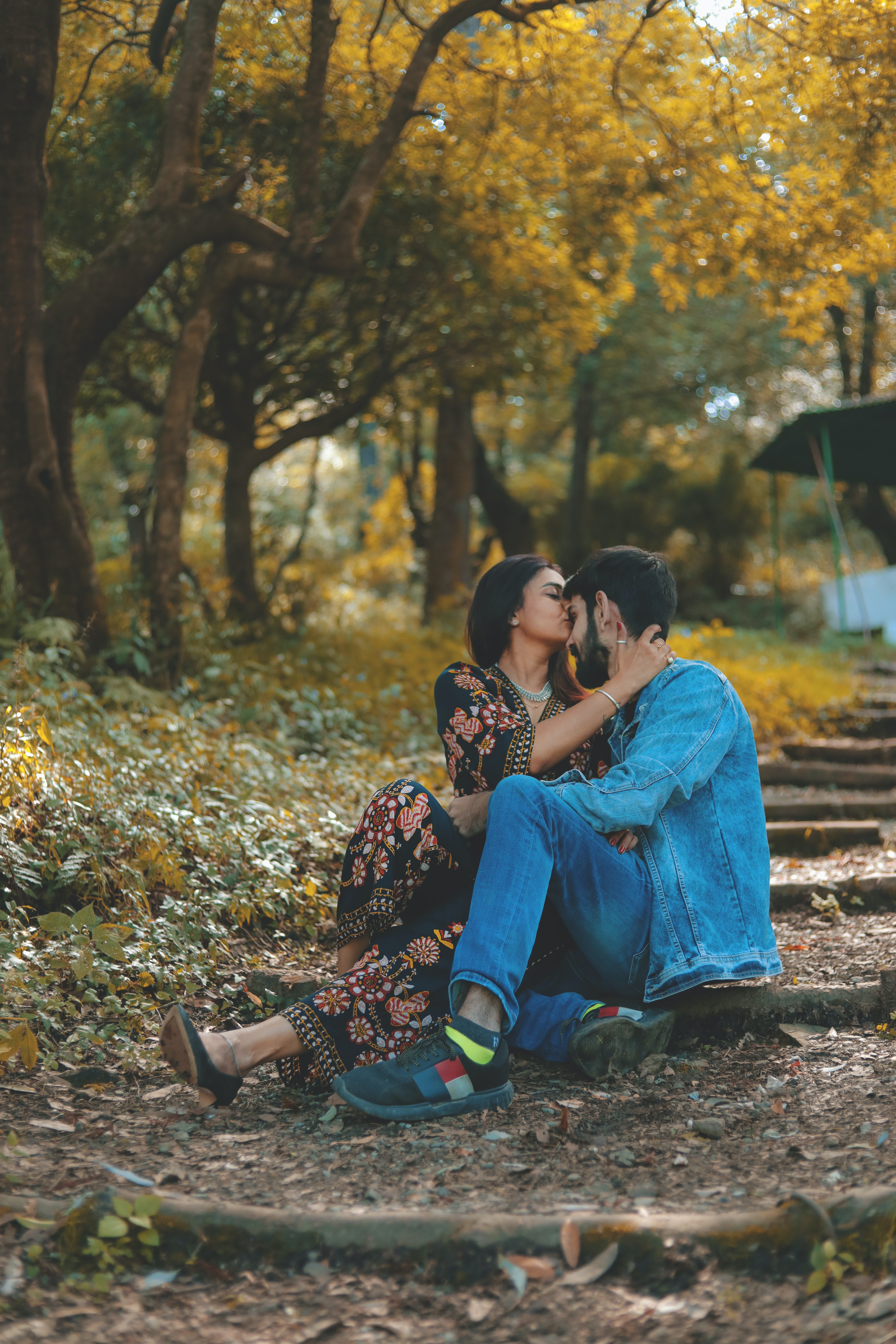 A woman kissing a mans forehead. | Source: Pexels