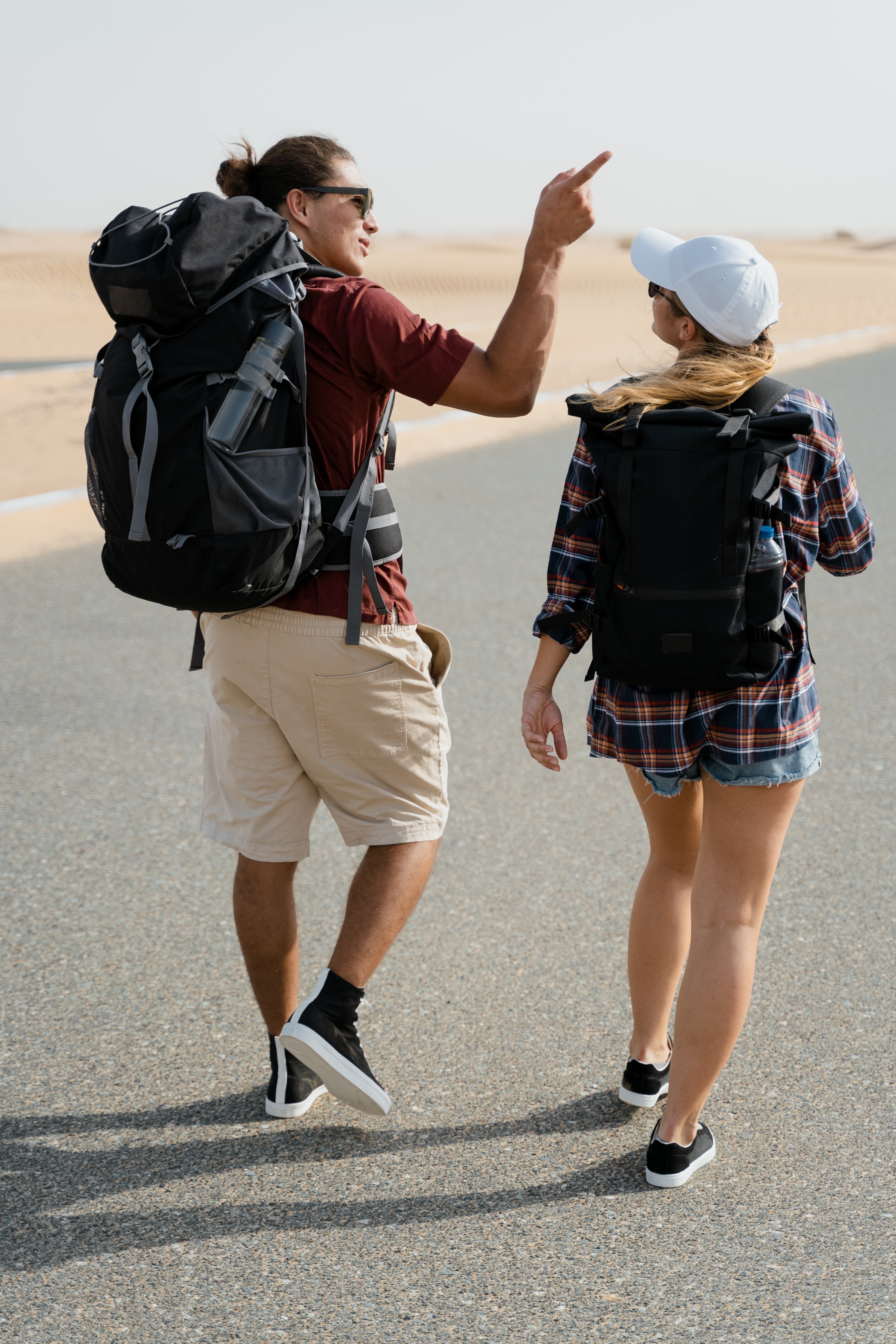 A couple backpacking together. | Source: Pexels