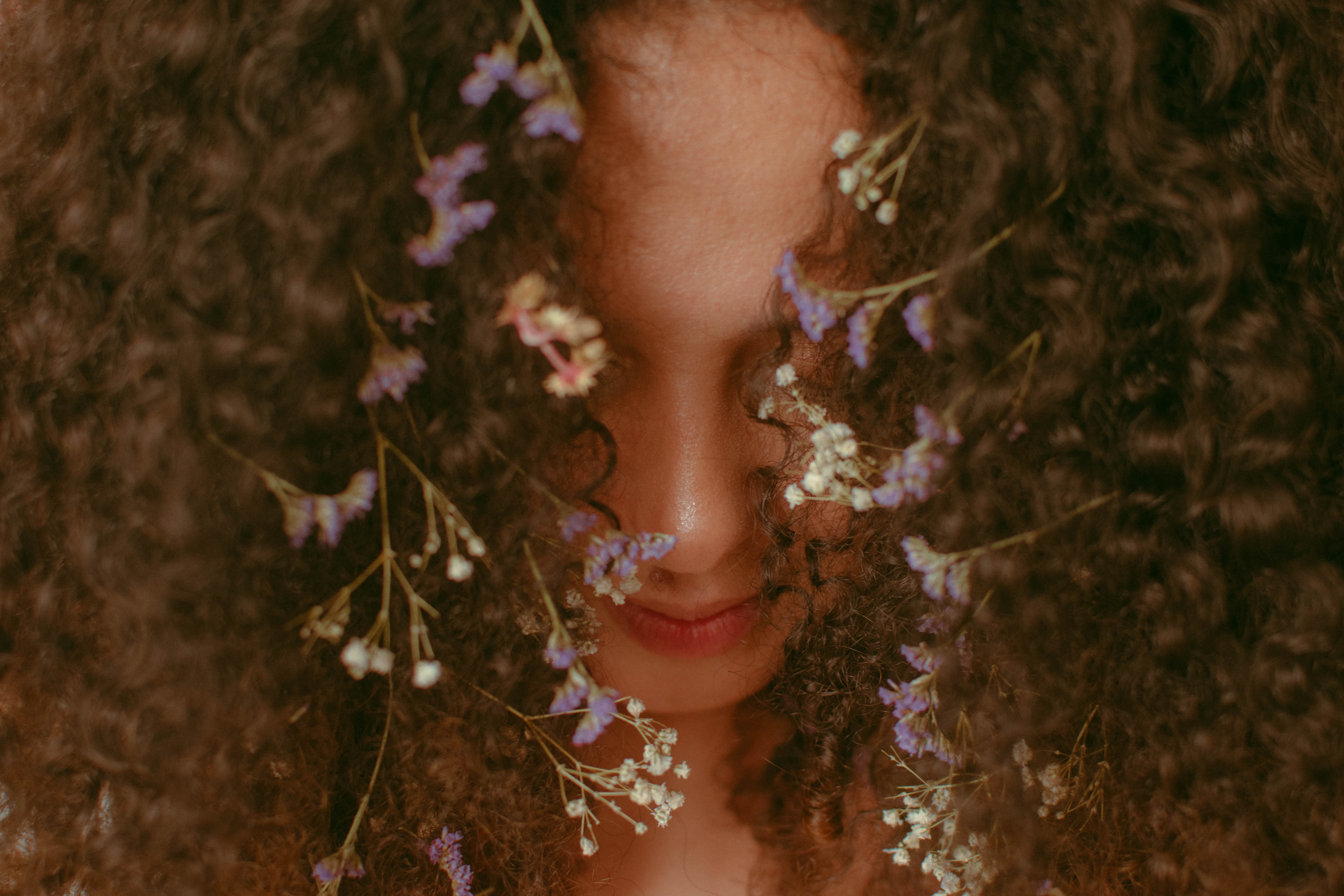 A woman with flowers in her hair. | Source: Pexels