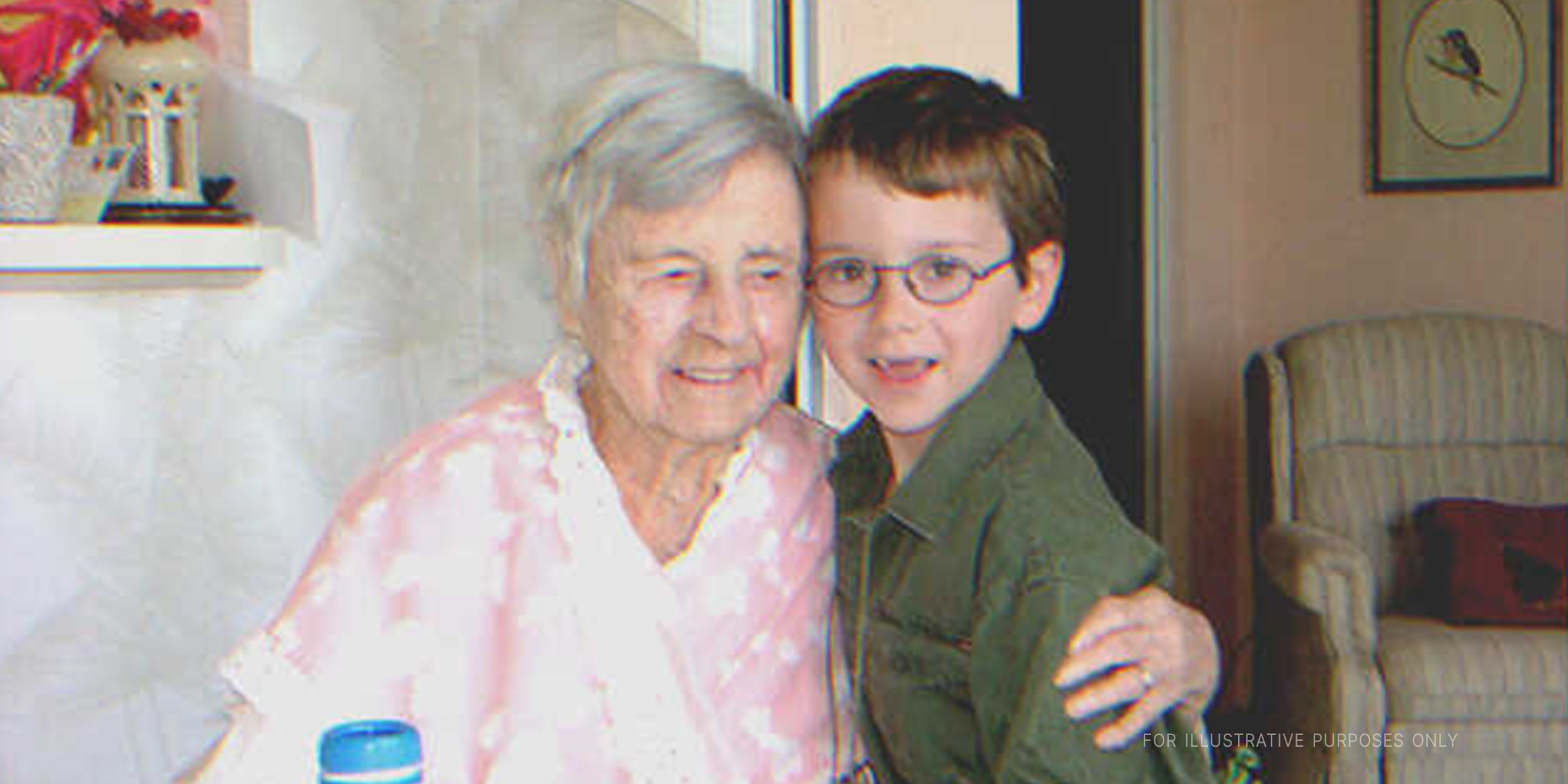 Elderly woman hugging a little boy | Flickr / wsh1266