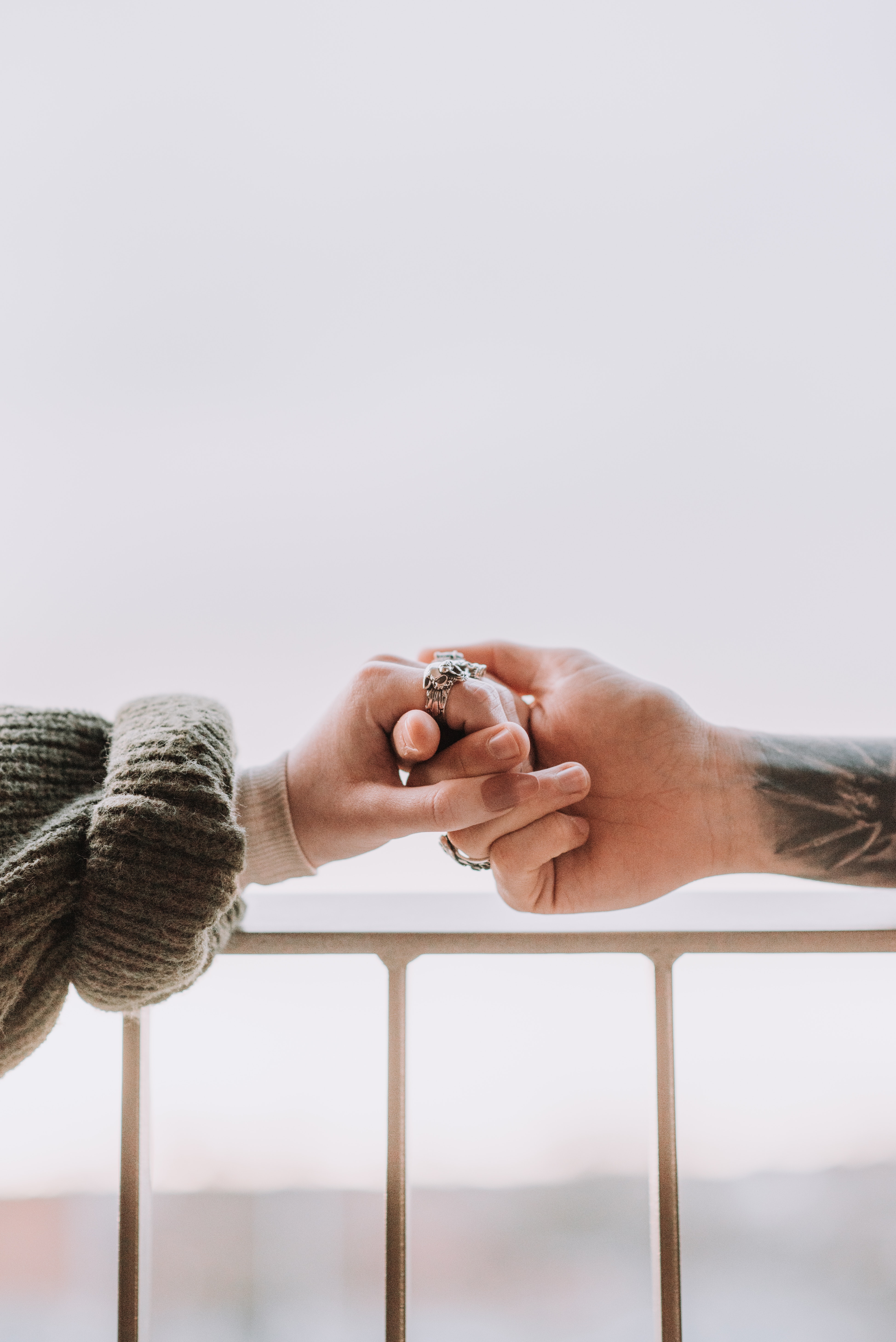 A couple holding hands. | Source: Pexels