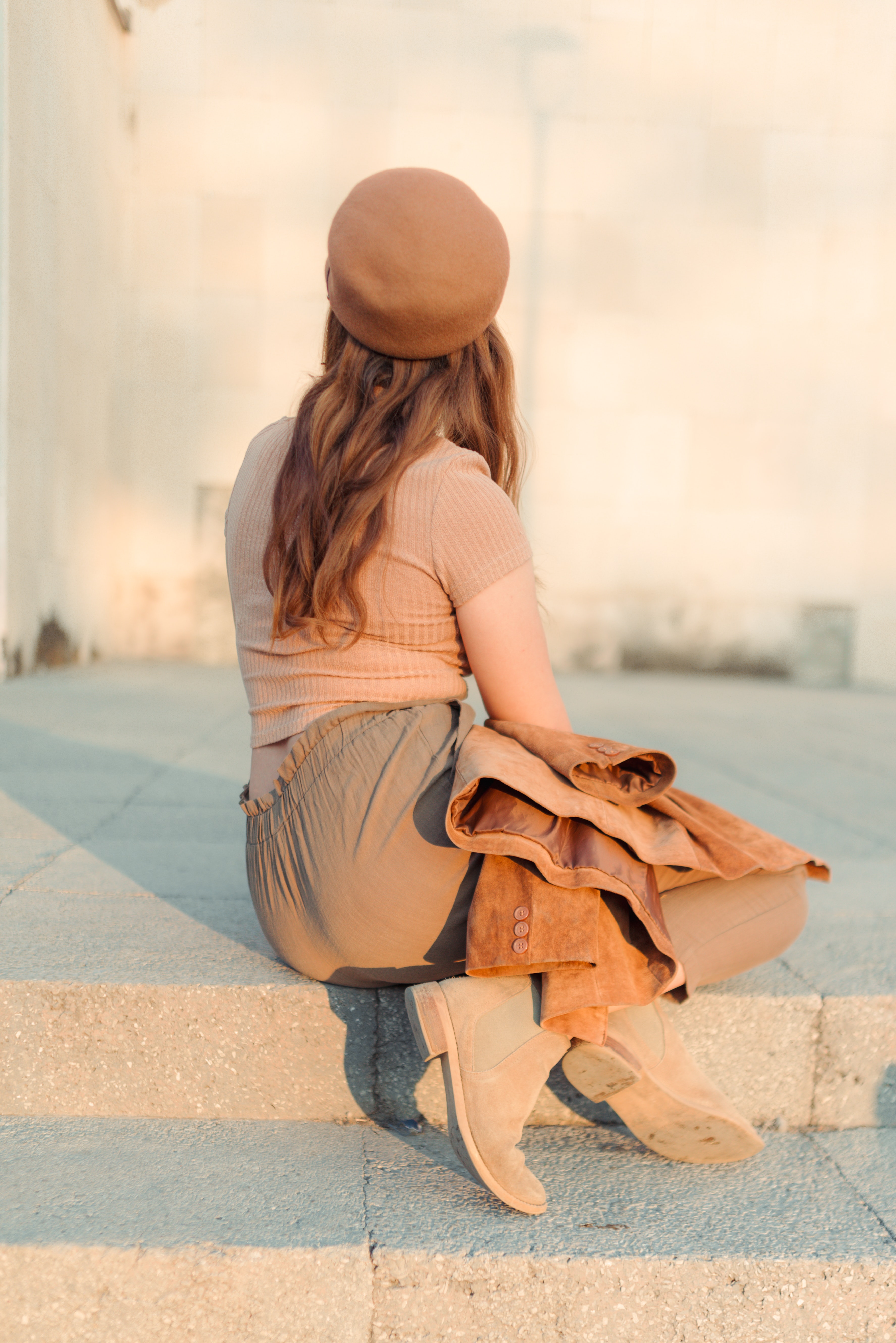 A woman looking backward. | Source: Pexels