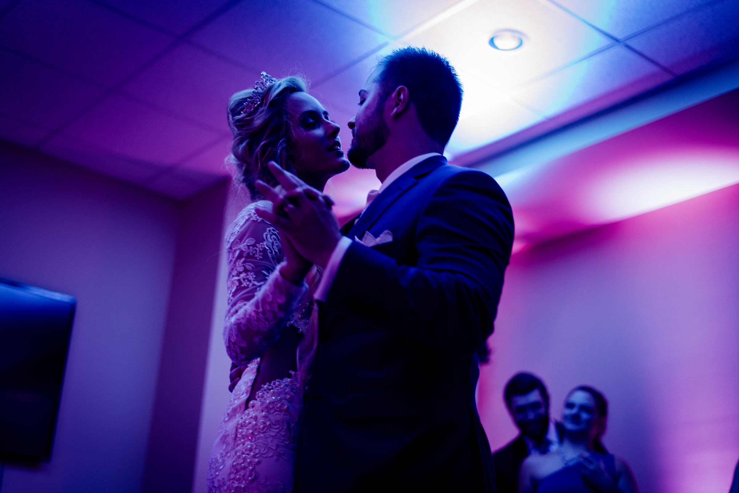 Newly married couple dancing. | Source: Unsplash