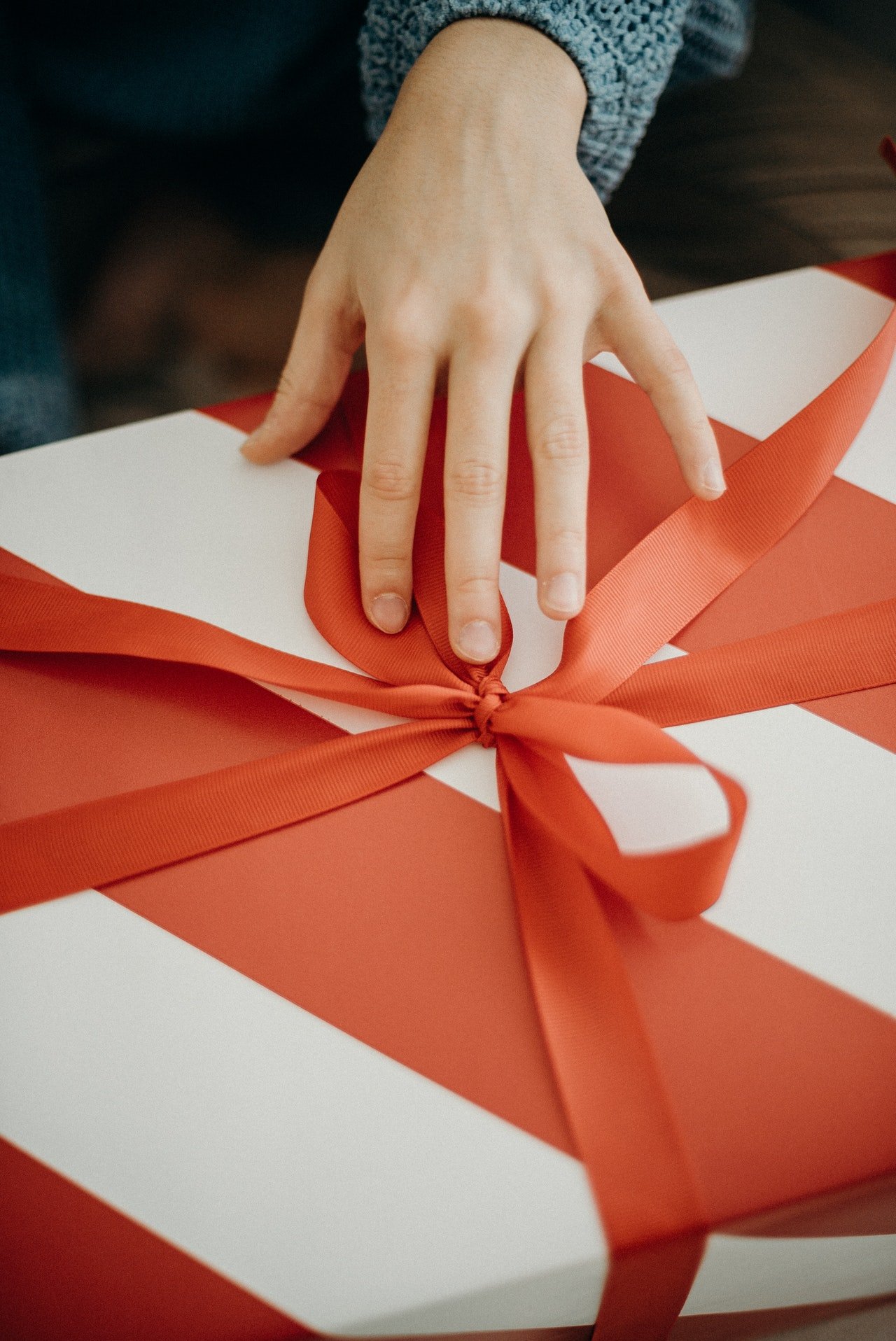 Mrs. Gilligan was right outside carrying a boxed present. | Source: Pexels