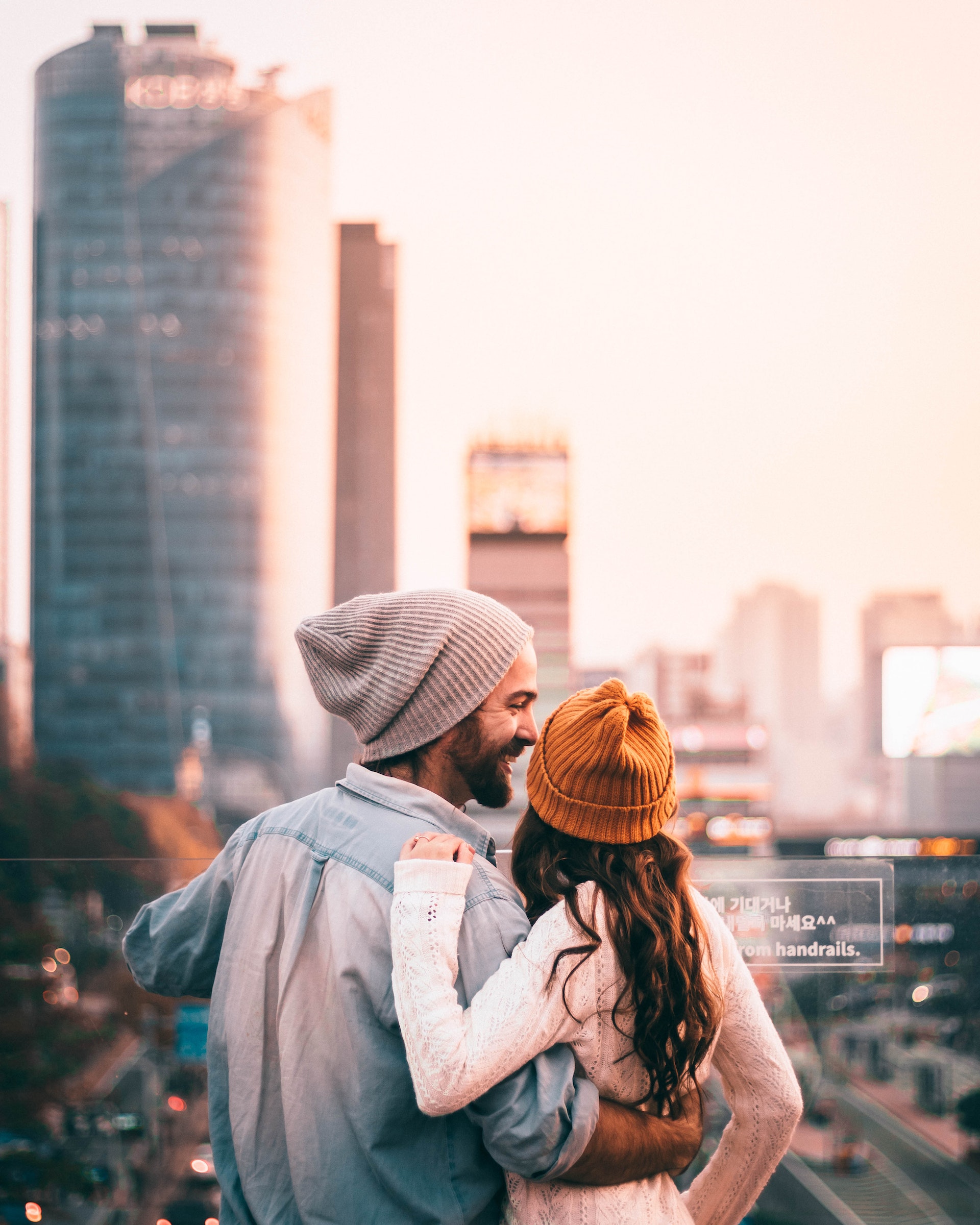 A couple standing together | Source: Pexels