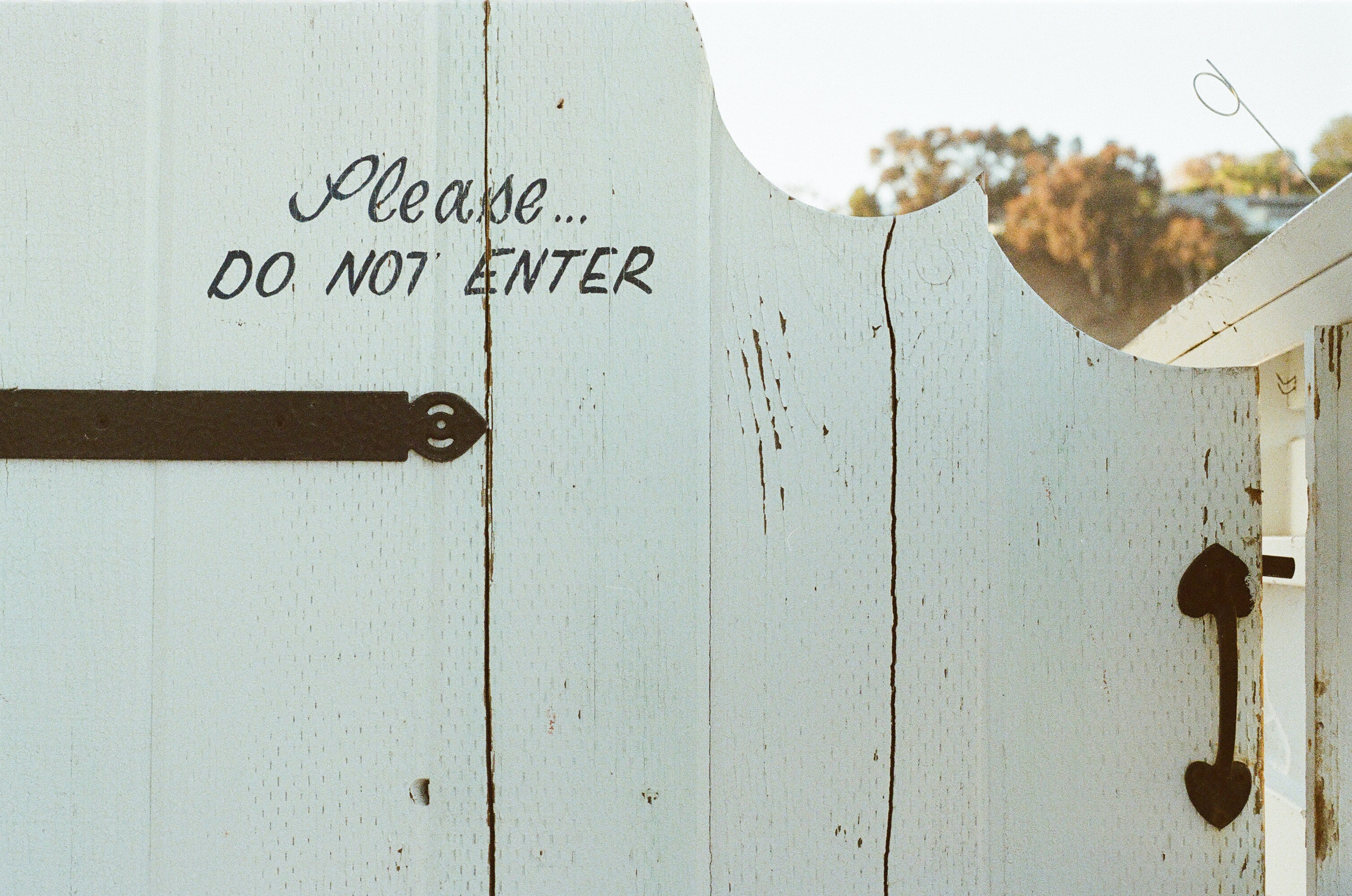 A gate with wording that reads: "Please...DO NOT ENTER" | Source: Pexels