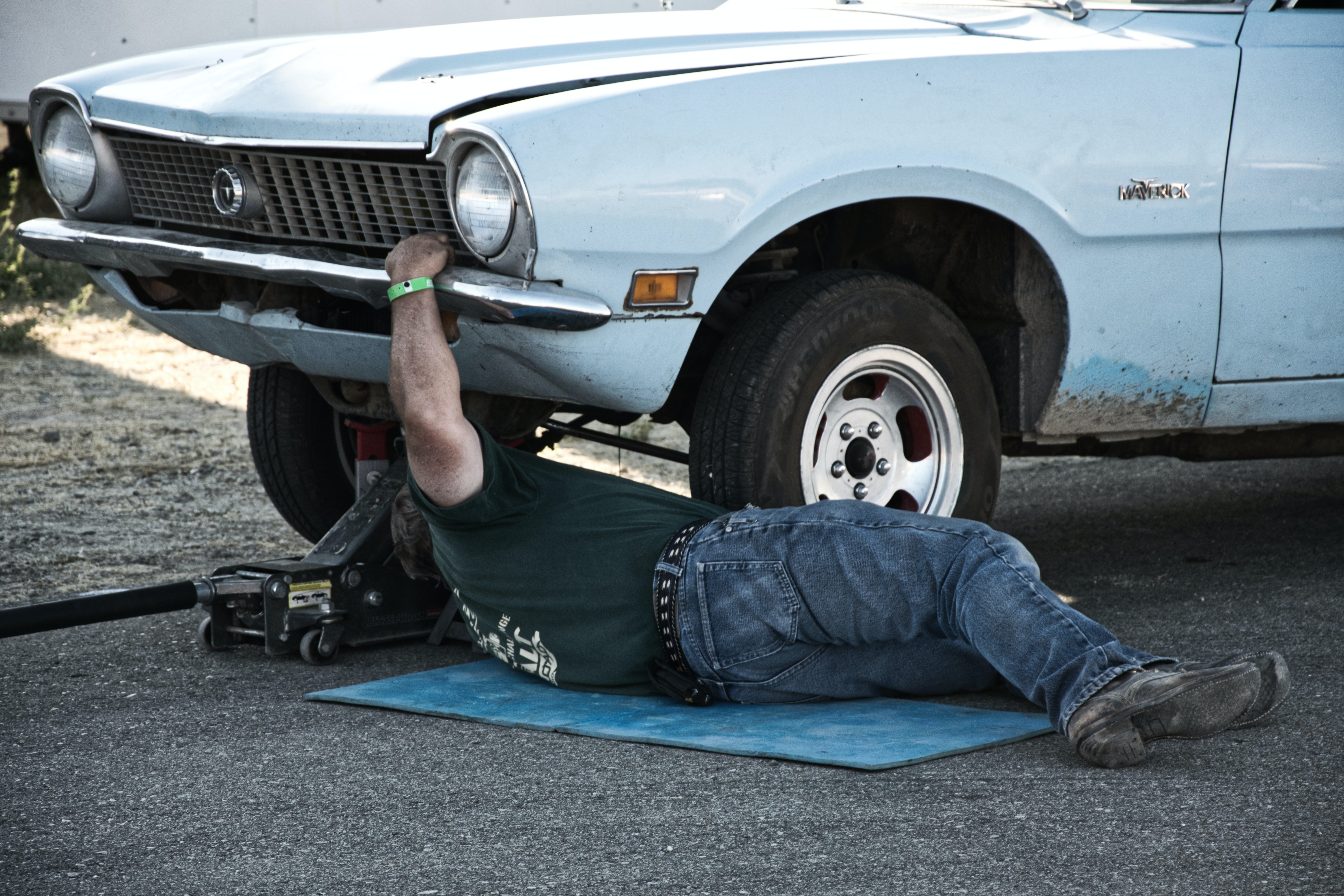 Edward loved his Ford & was always busy fixing it during his spare time. | Source: Pexels