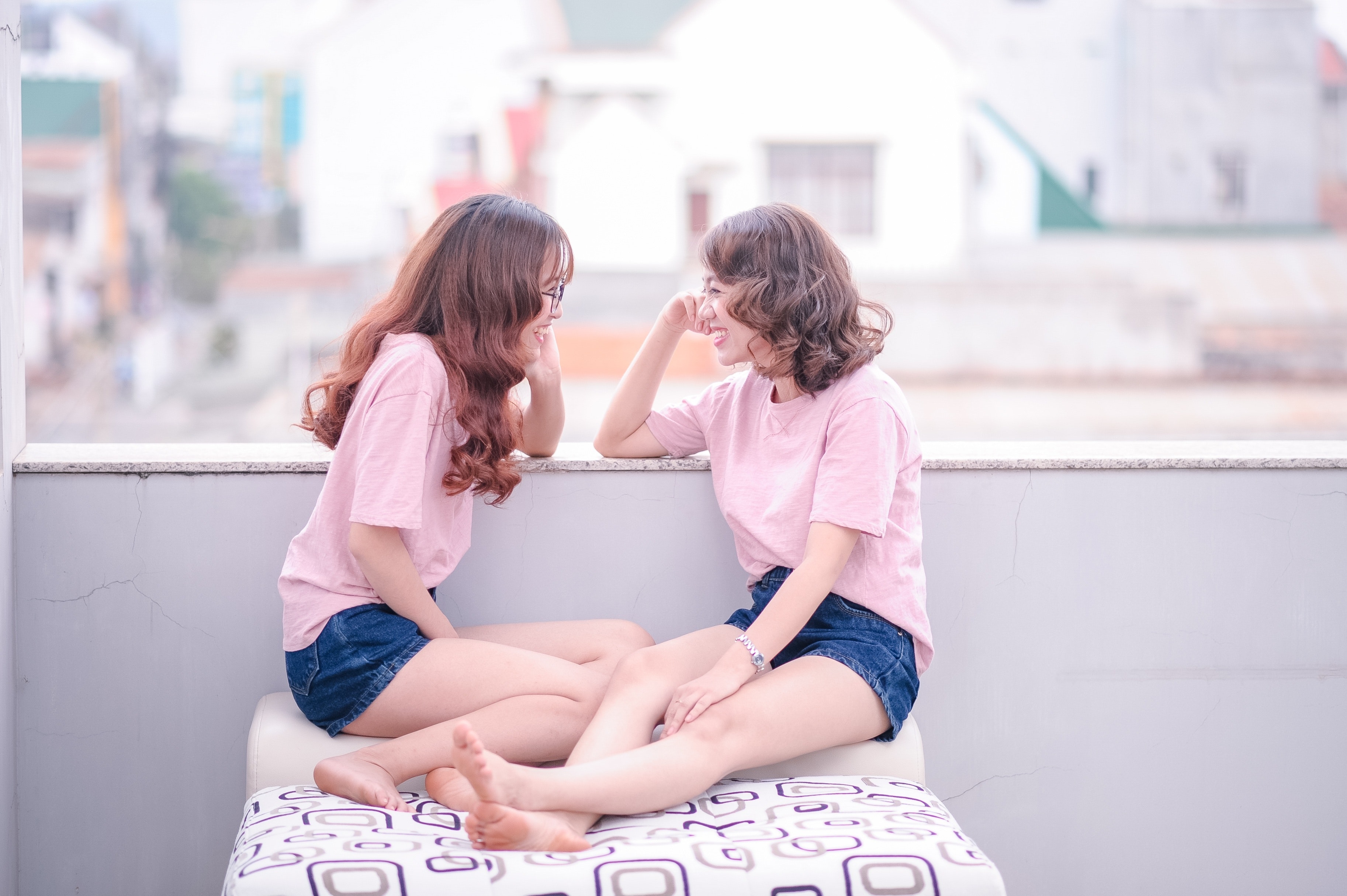 Two woman wearing matching outfits. | Source: Pexels