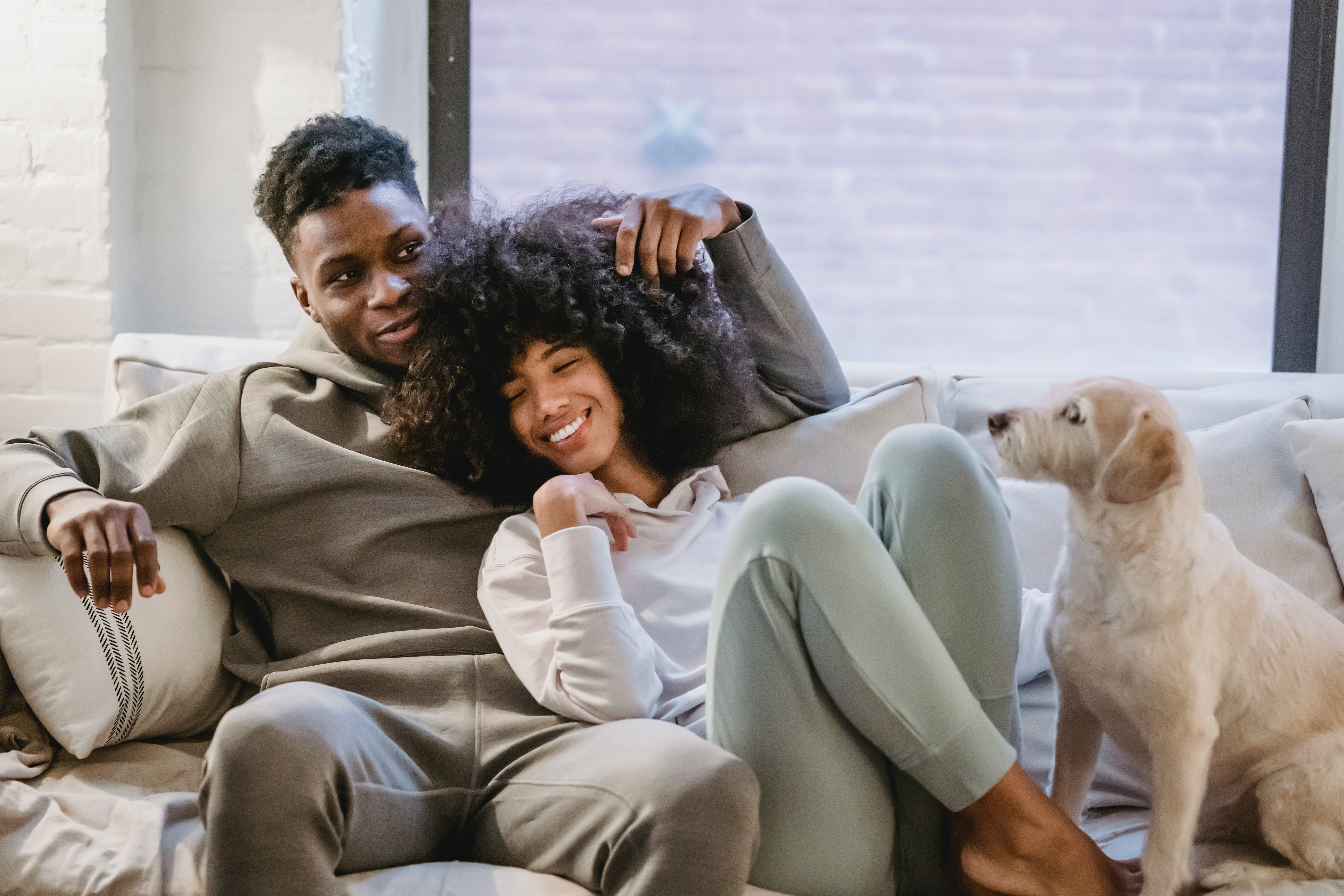 A couple on a couch. | Source: Pexels