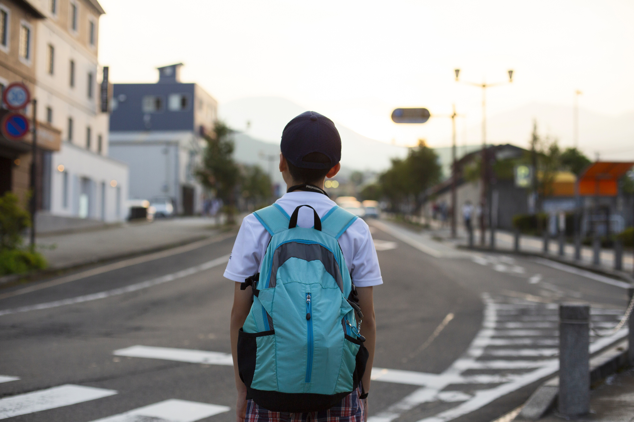 Niño que vuelve del colegio | Fuente: Getty Images