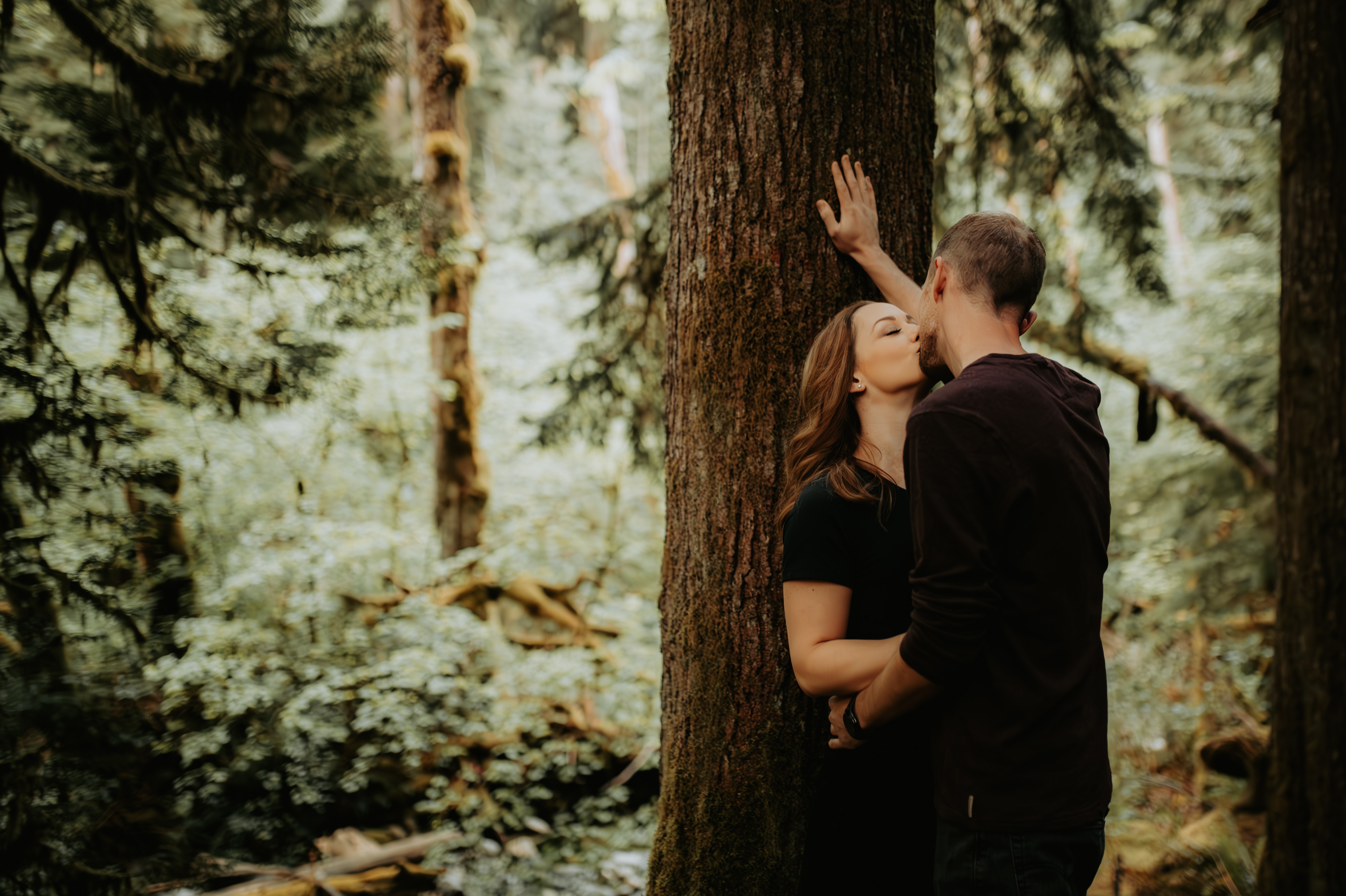 A couple kissing in a forest. | Source: Pexels