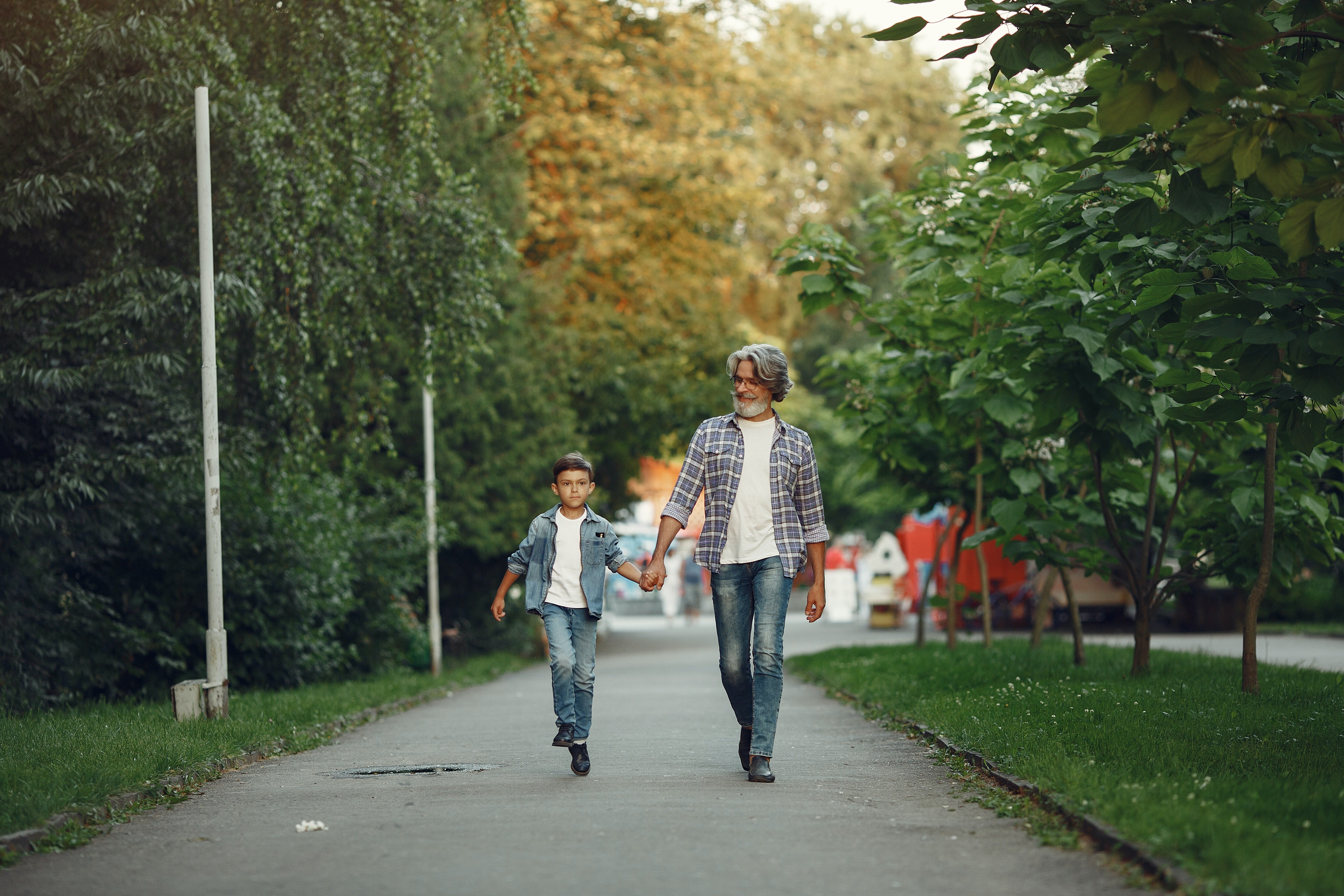 Robbie approached the field alongside the old man. | Source: Pexels