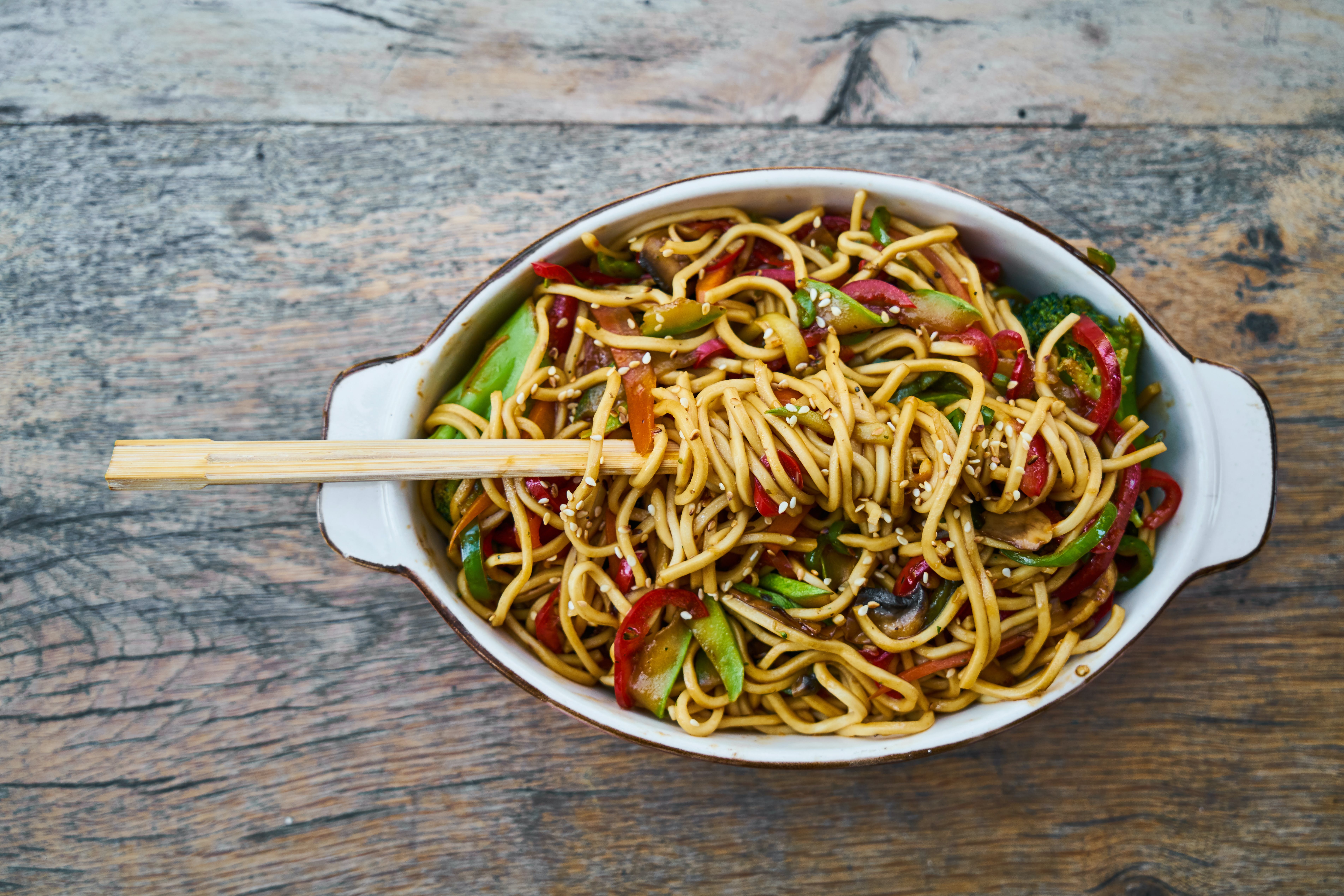 Saltea los noddles en un bol. | Fuente: Pexels