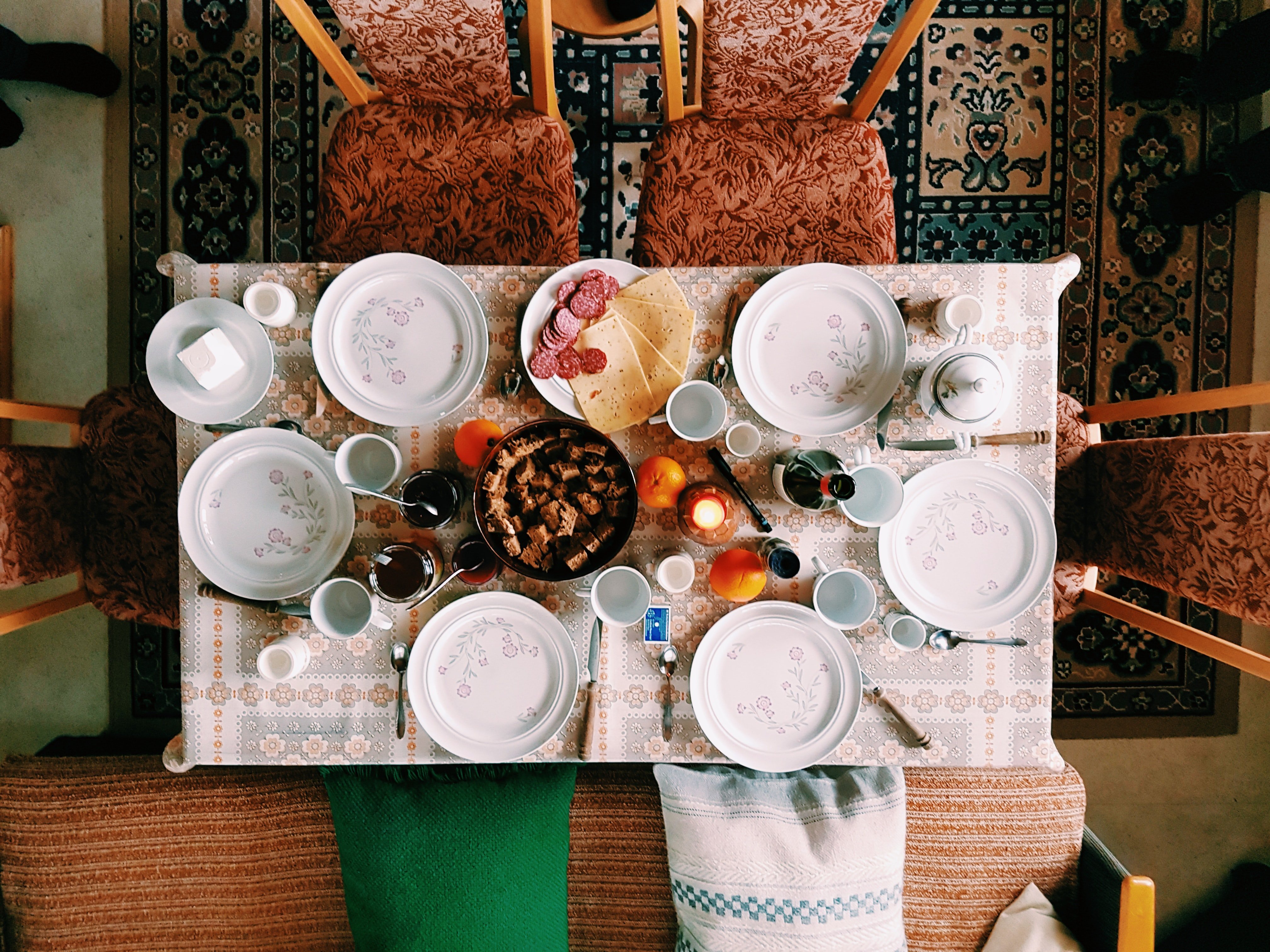 Grandma Betty and Michael invited Kevin and his mom to dinner at home. | Source: Pexels