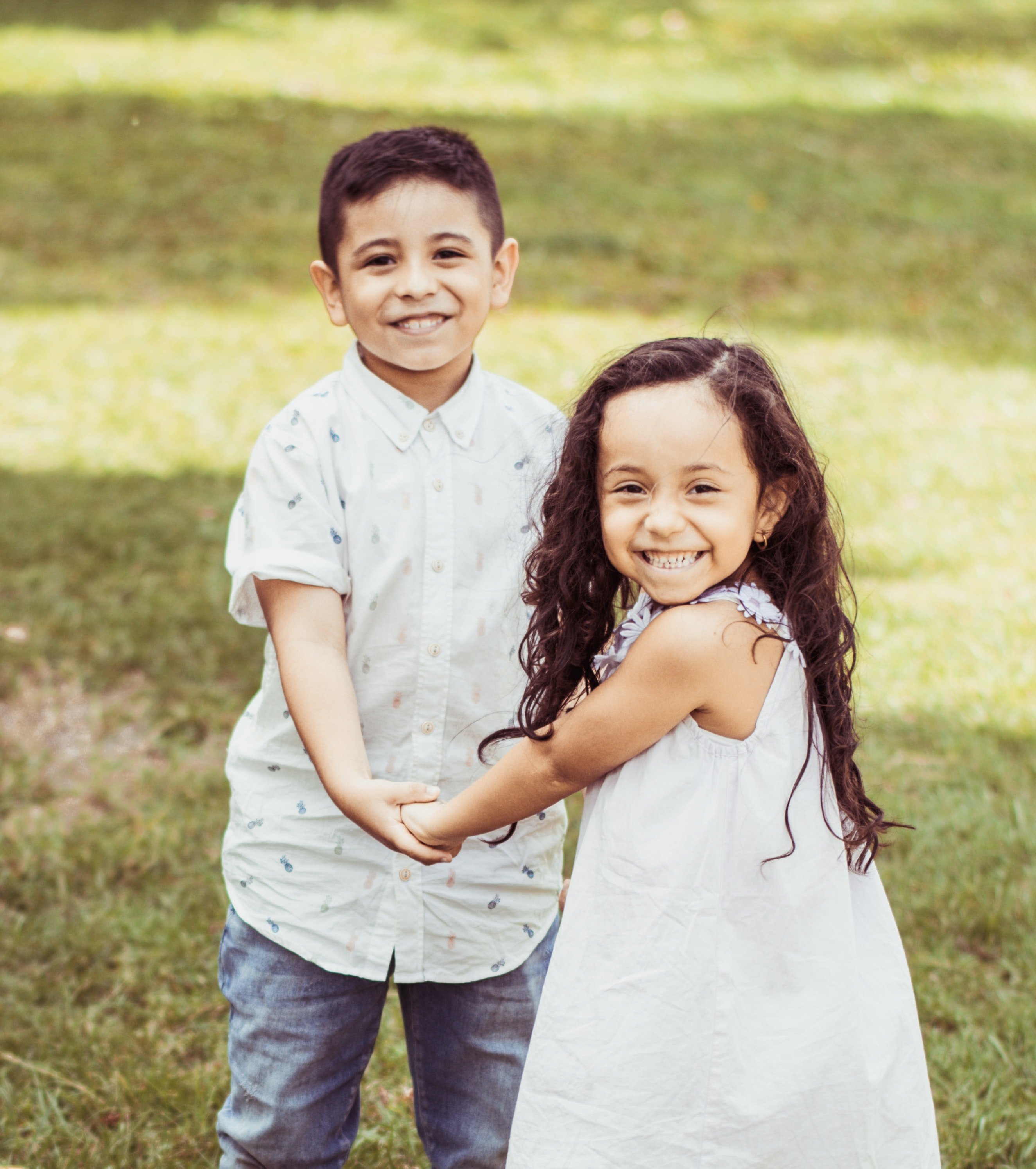 Melanie and Drew met two children in their backyard. | Source: Unsplash