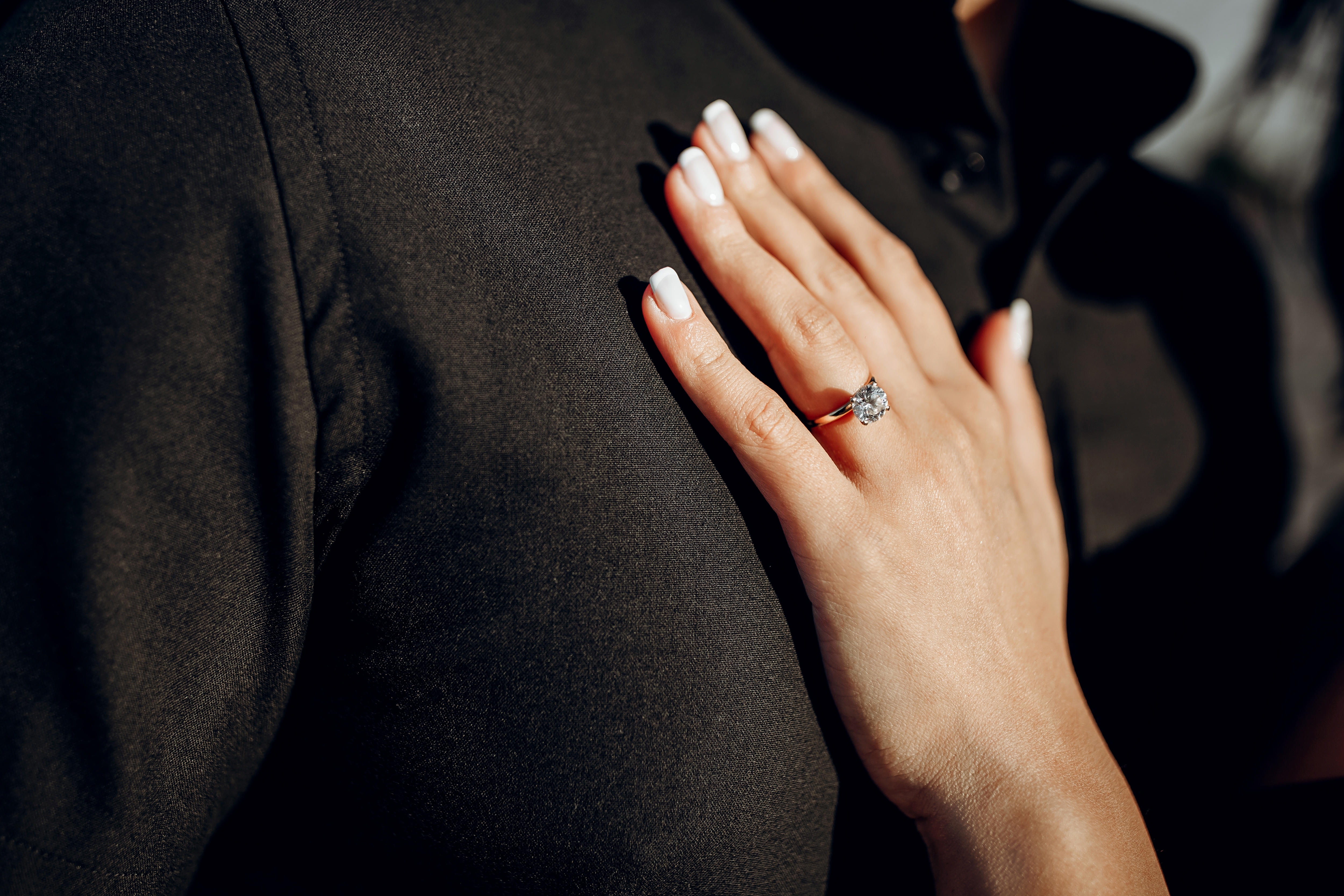La mano de una mujer con una alianza | Fuente: Shutterstock