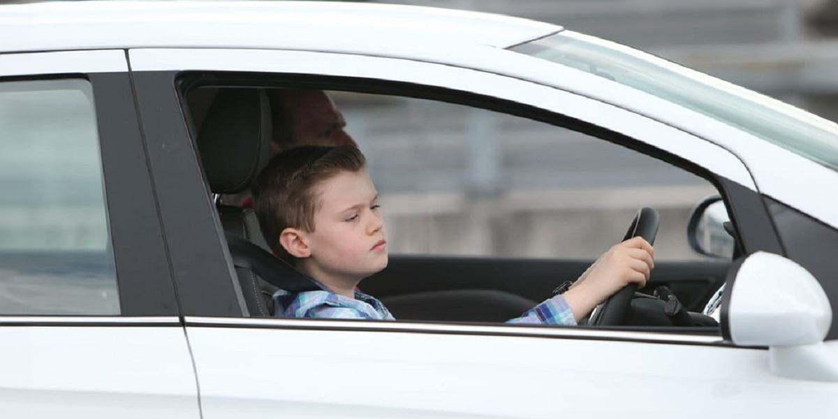 Niño conduciendo un automóvil | Fuente: Shutterstock