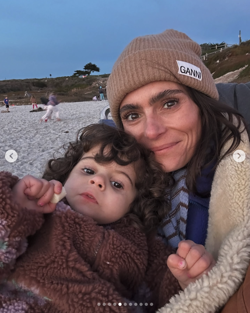 Rebecca Wylie Simms is seen with her daughter in a photo shared on January 3, 2025 | Source: Instagram/boosimms