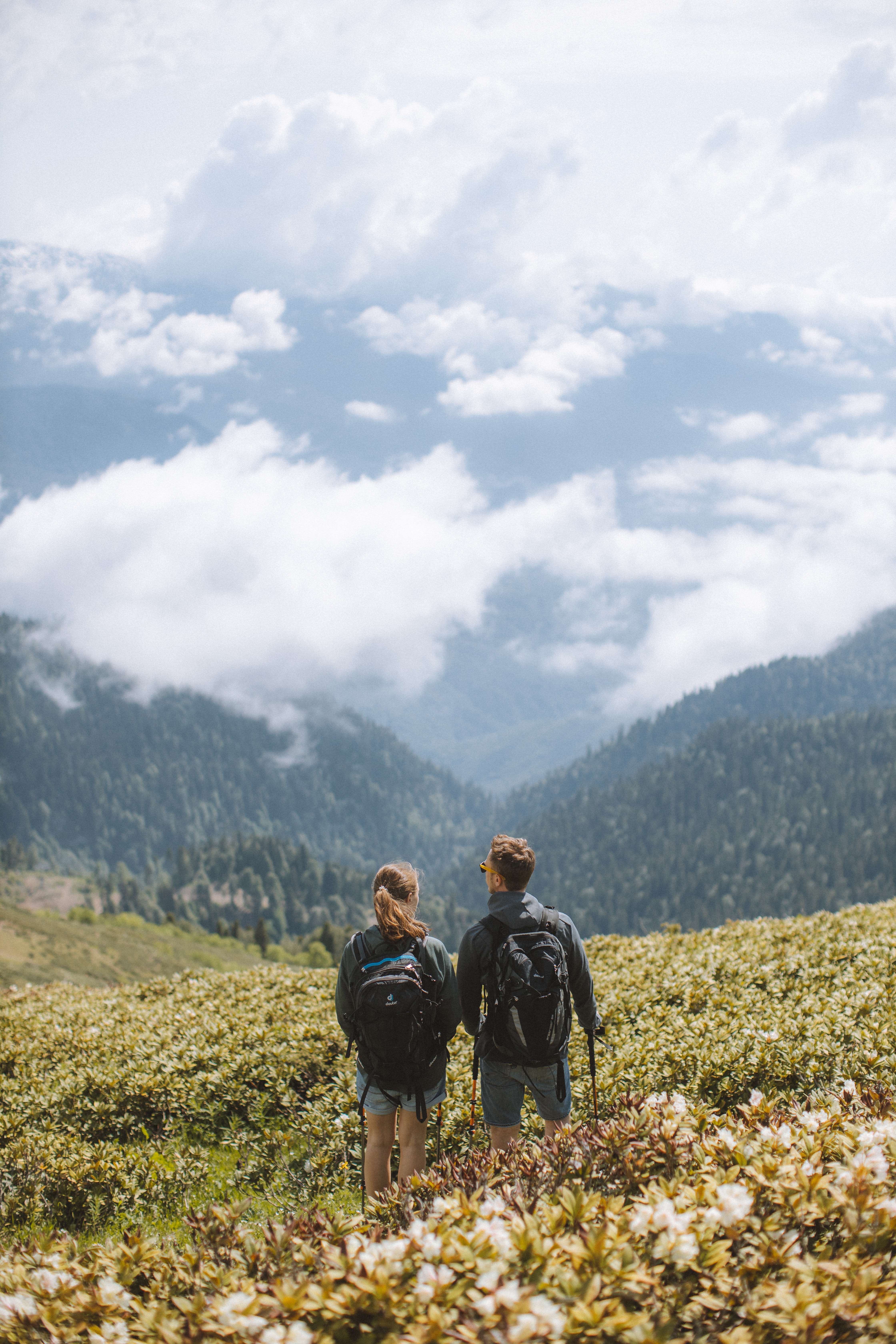 A couple hiking together. | Source: Pexels
